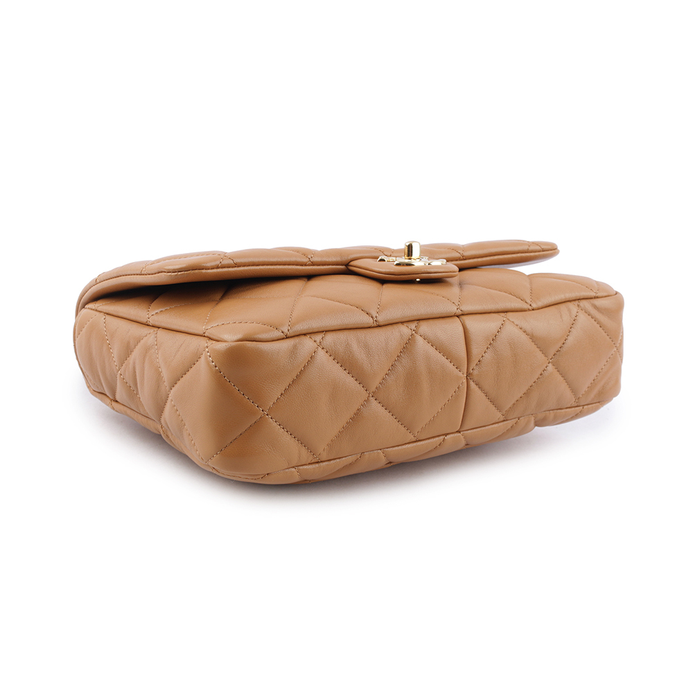 【CHANEL】金色CC Logo 仿舊粗鍊小羊皮肩背包(焦糖色) AS3215 B10393 NM366