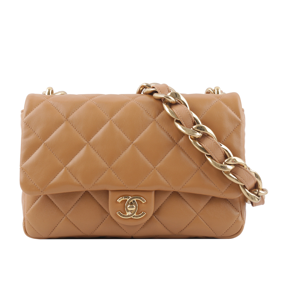 【CHANEL】金色CC Logo 仿舊粗鍊小羊皮肩背包(焦糖色) AS3215 B10393 NM366