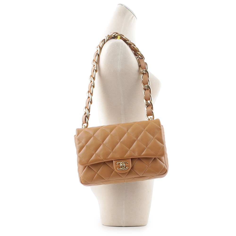 【CHANEL】金色CC Logo 仿舊粗鍊小羊皮肩背包(焦糖色) AS3215 B10393 NM366