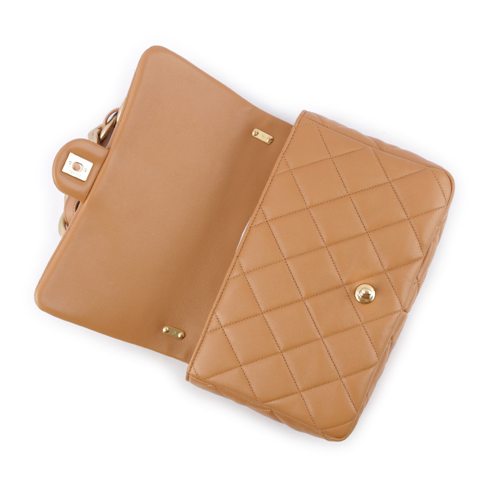 【CHANEL】金色CC Logo 仿舊粗鍊小羊皮肩背包(焦糖色) AS3215 B10393 NM366