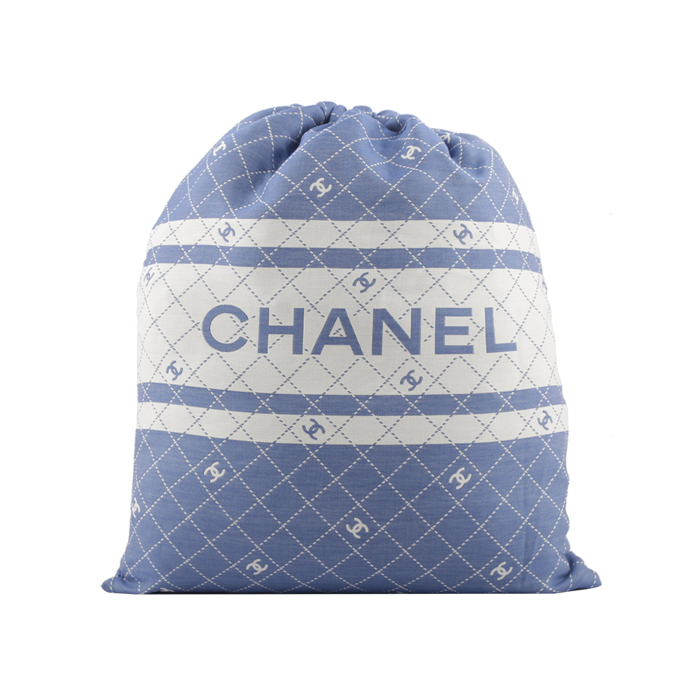 【CHANEL】CC Logo 標誌菱格紋棉質混絲束口後背包+浴巾組(藍色) AA9922 B16071 NW154