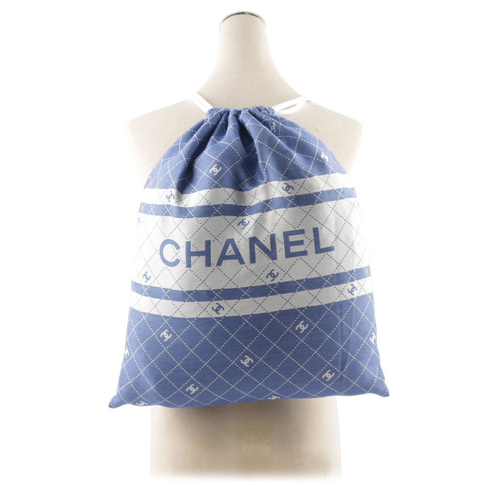 【CHANEL】CC Logo 標誌菱格紋棉質混絲束口後背包+浴巾組(藍色) AA9922 B16071 NW154