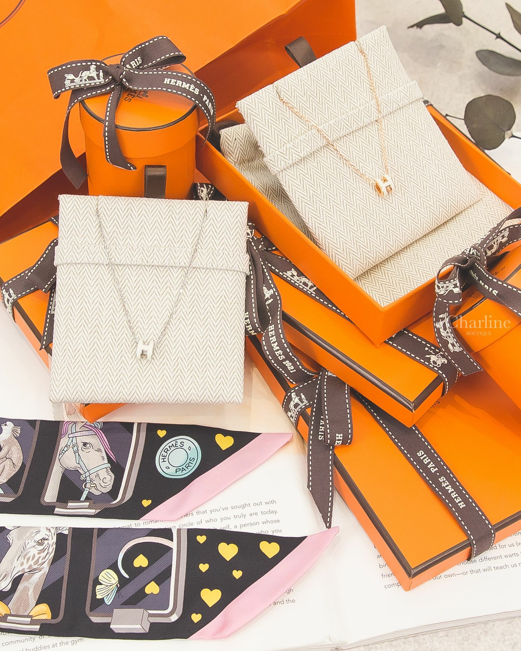 Hermès Mini Pop H Pendant 白色迷你珐瑯鍍銀色項鍊,Hermès Mini Pop H Pendant 白色迷你珐瑯鍍玫瑰金項鍊,Hermès 黑色/玫瑰色/灰色/故事愛心絲巾-Charline Boutique 精品代購