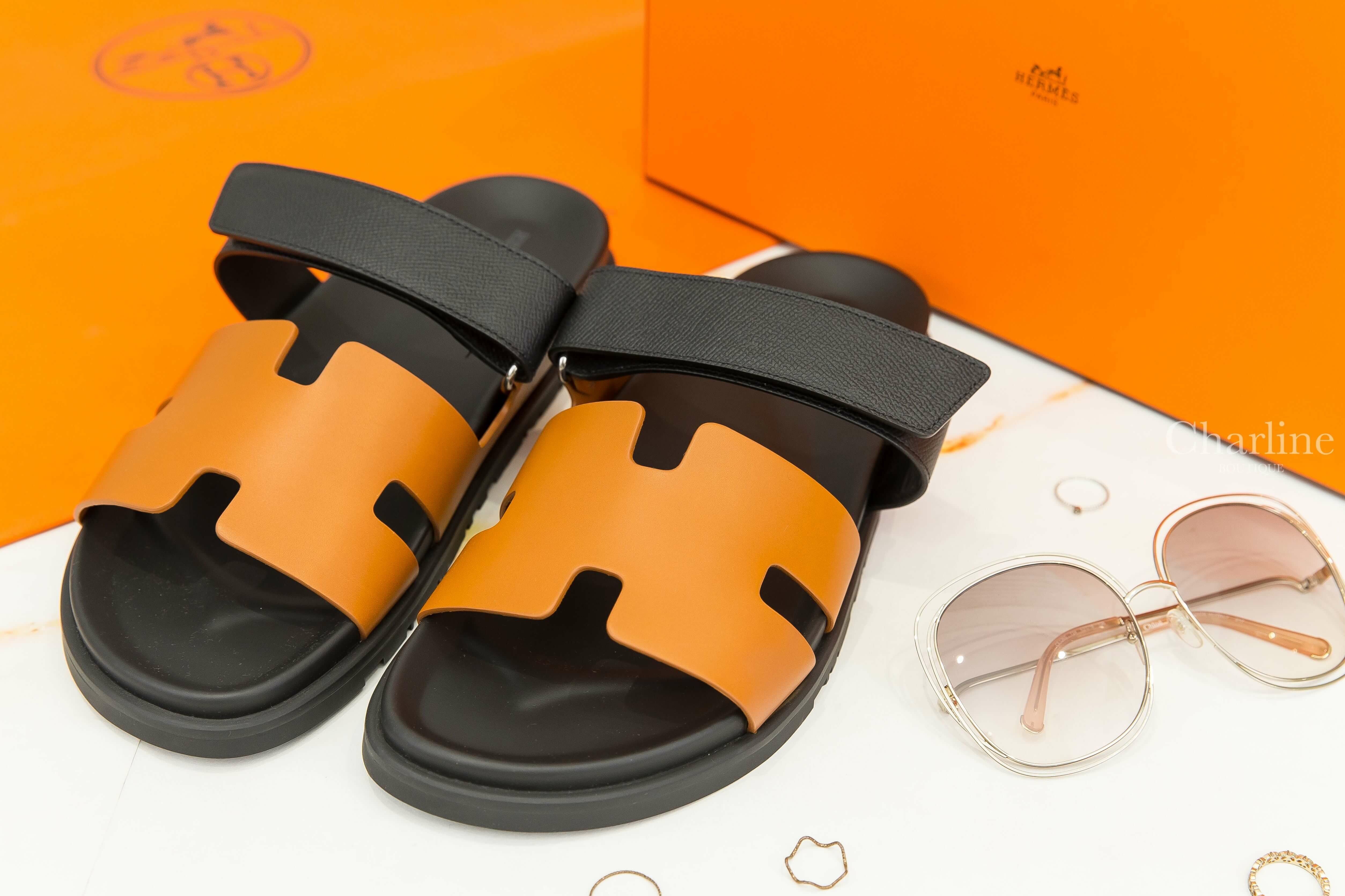 Hermès Chypre Sandal 自然駝色拼黑色小牛皮黑底魔鬼氈橡膠平底拖鞋-Charline Boutique 精品代購