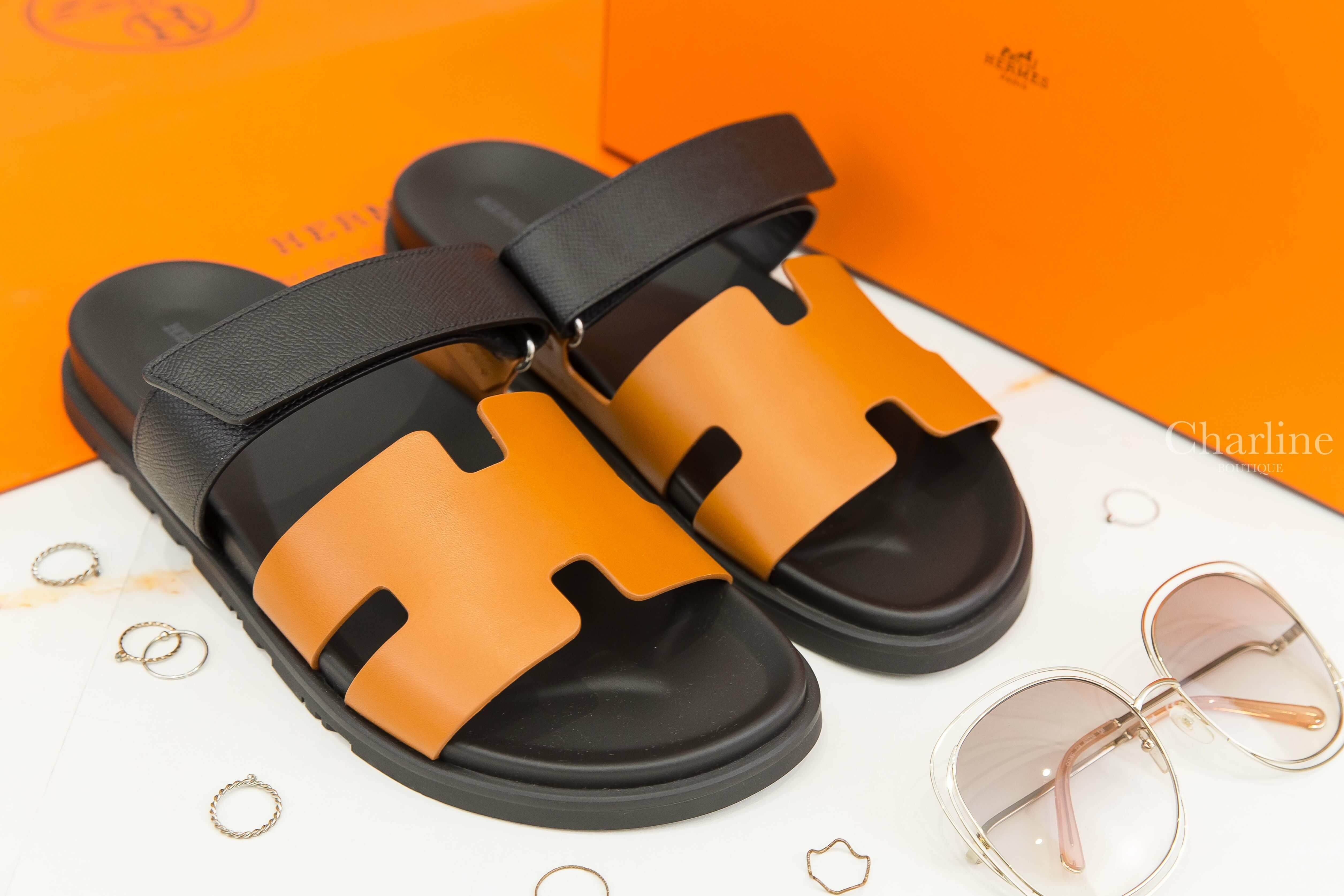 Hermès Chypre Sandal 自然駝色拼黑色小牛皮黑底魔鬼氈橡膠平底拖鞋-Charline Boutique 精品代購