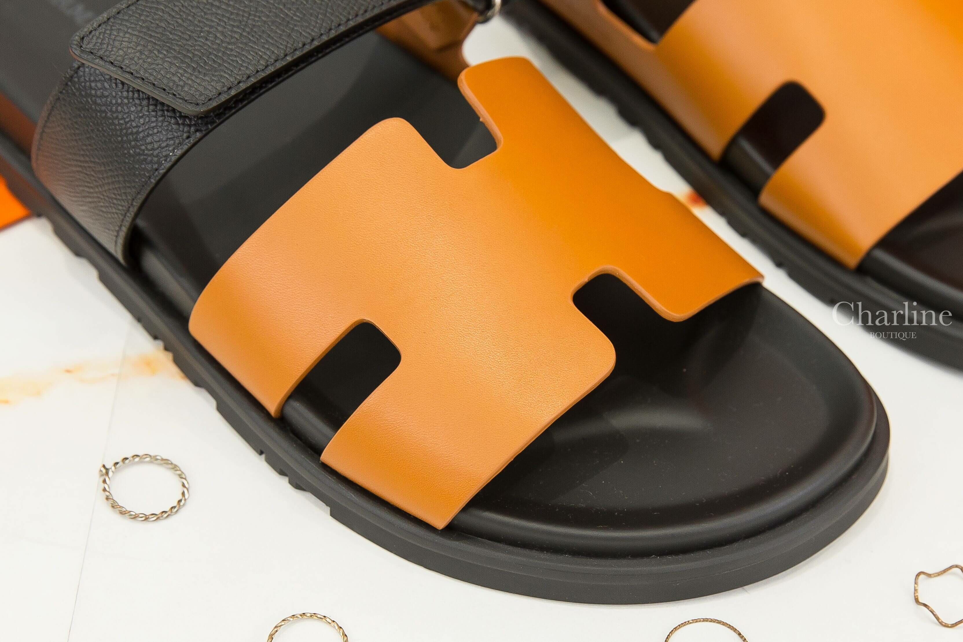 Hermès Chypre Sandal 自然駝色拼黑色小牛皮黑底魔鬼氈橡膠平底拖鞋