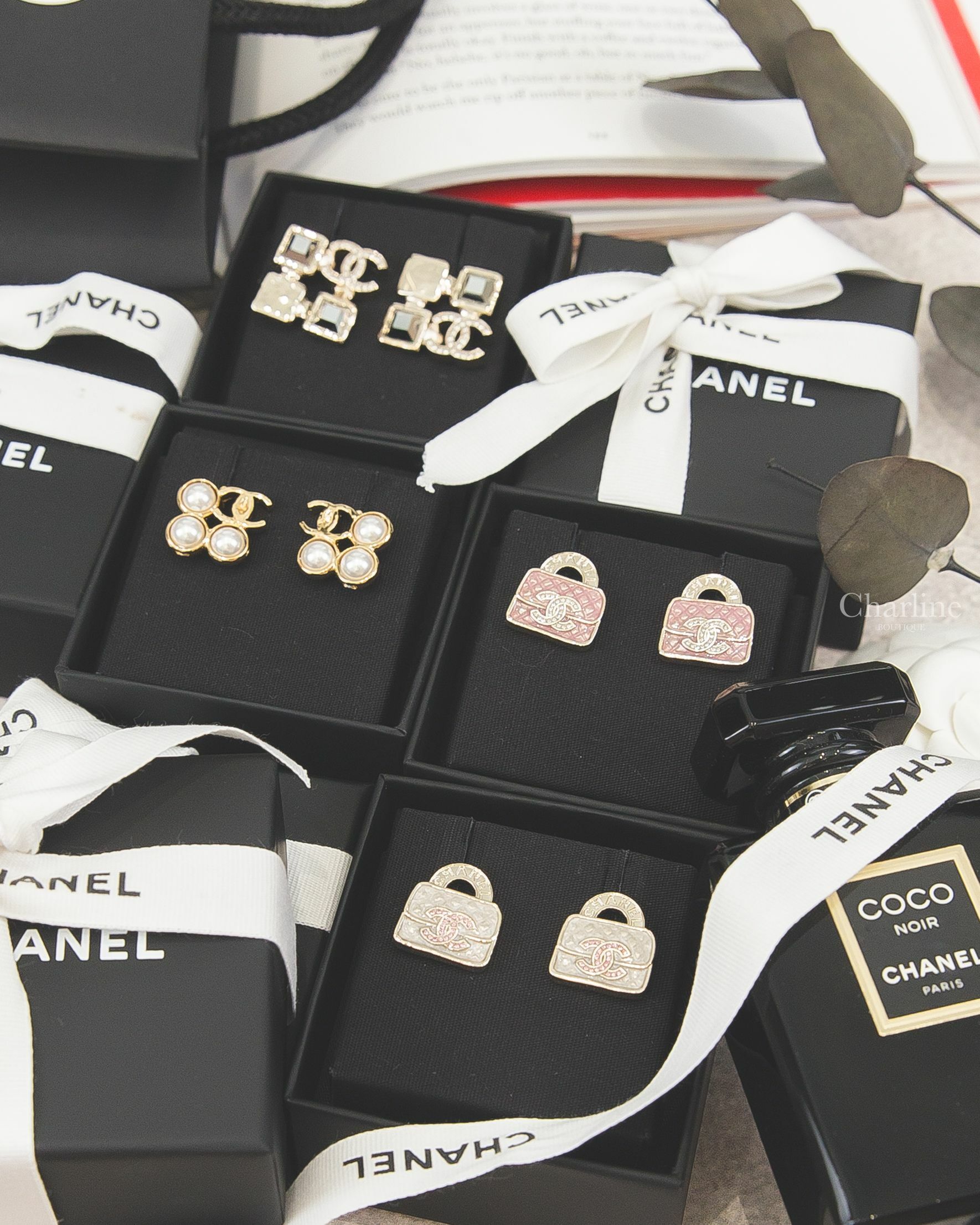 Chanel 粉色水鑽雙CC字母白色手提包包耳環,Chanel 金色水鑽雙CC字母粉色手提包包耳環,Chanel 金色水晶金屬方格水鑽CC不對稱方形耳環,Chanel 金色CC白色珍珠不對稱方形耳環-Charline Boutique 精品代購
