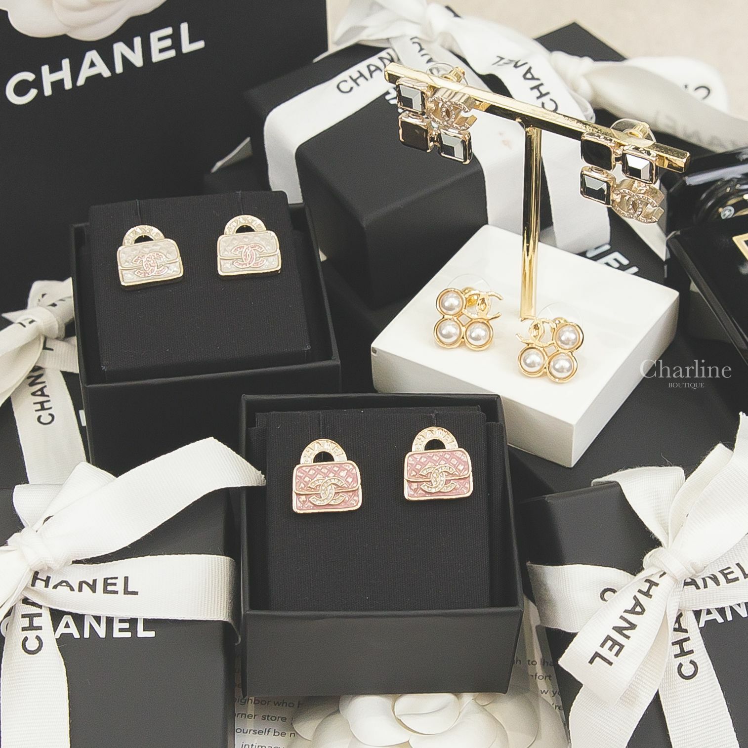 Chanel 粉色水鑽雙CC字母白色手提包包耳環,Chanel 金色水鑽雙CC字母粉色手提包包耳環,Chanel 金色水晶金屬方格水鑽CC不對稱方形耳環,Chanel 金色CC白色珍珠不對稱方形耳環-Charline Boutique 精品代購