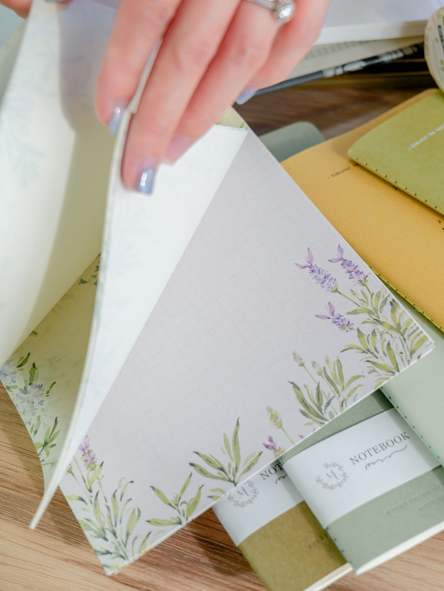 Meow Illustration．花的顏色線圈筆記本 梅紫