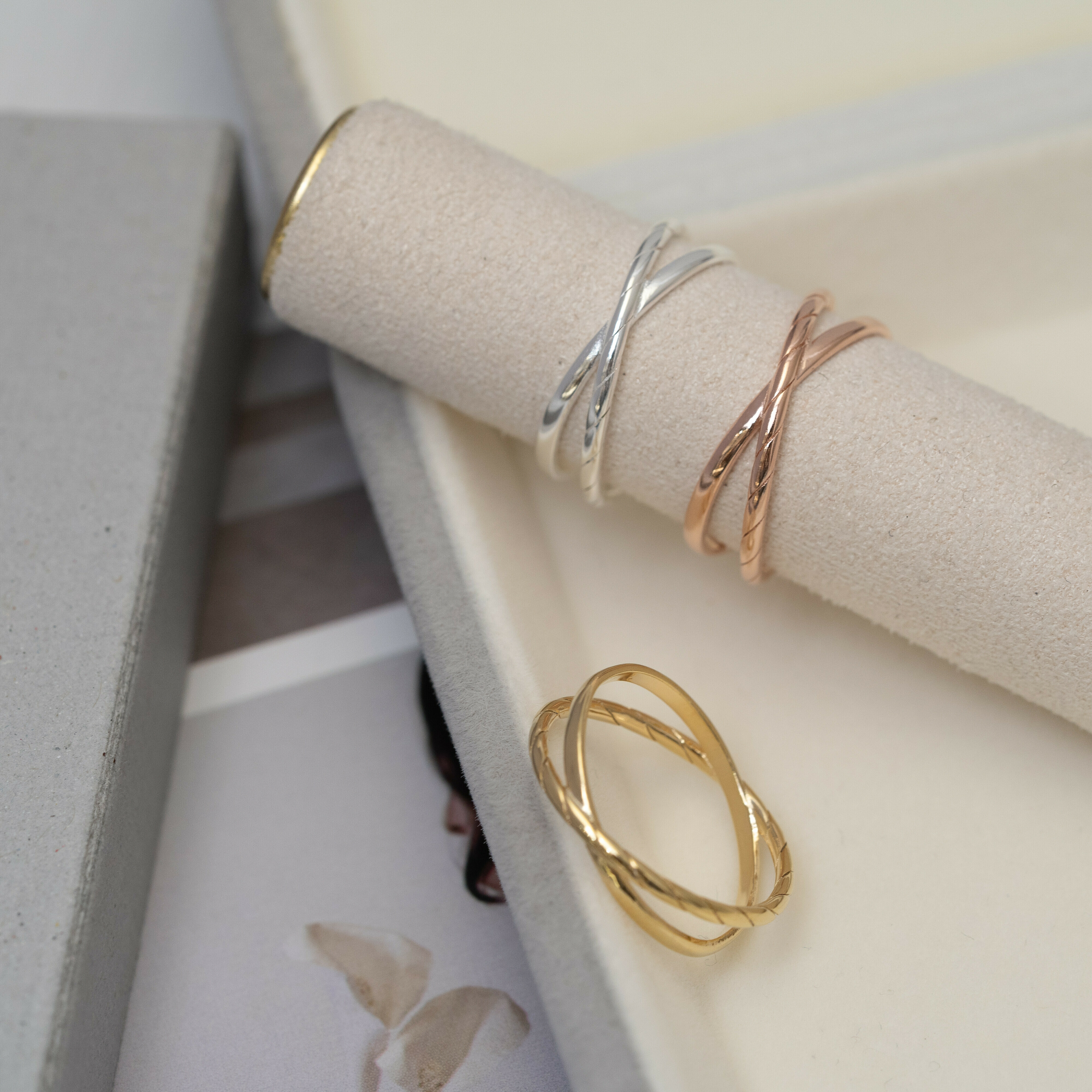 交叉型戒(光面拼斜紋) Svr19