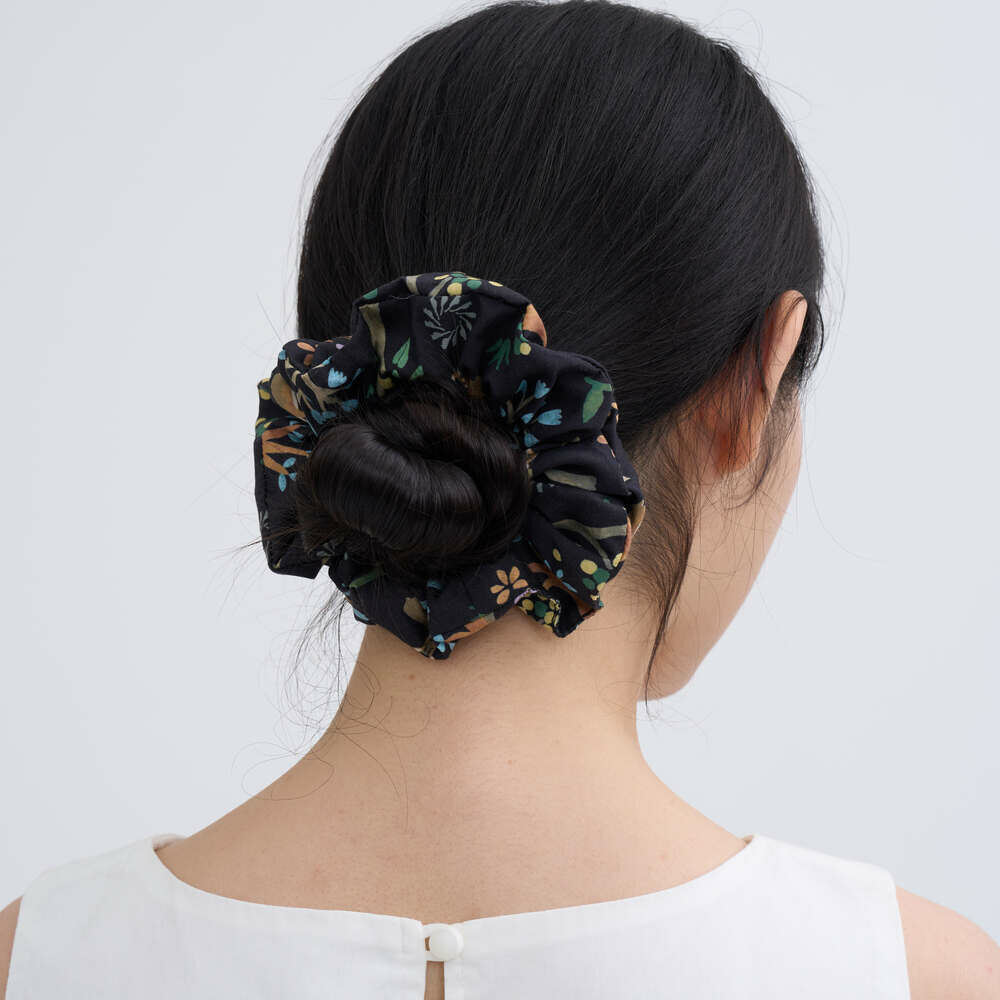 Flower-like Hair Scrunchie/Formosan Muntjac in Mountains/Night