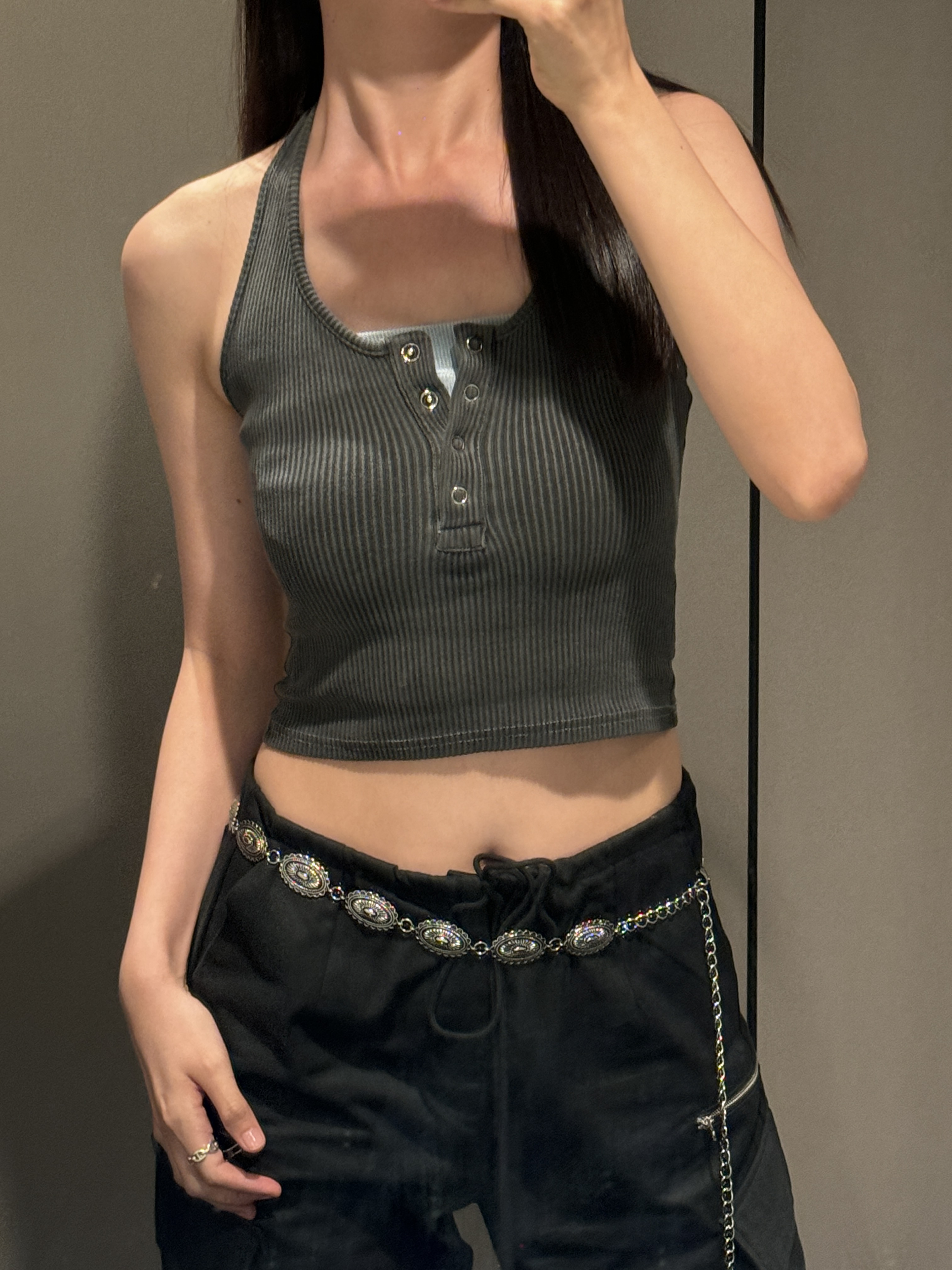 (現貨) 入膊掛頸鈕扣直紋露背背心 T4211 (深灰/啡)