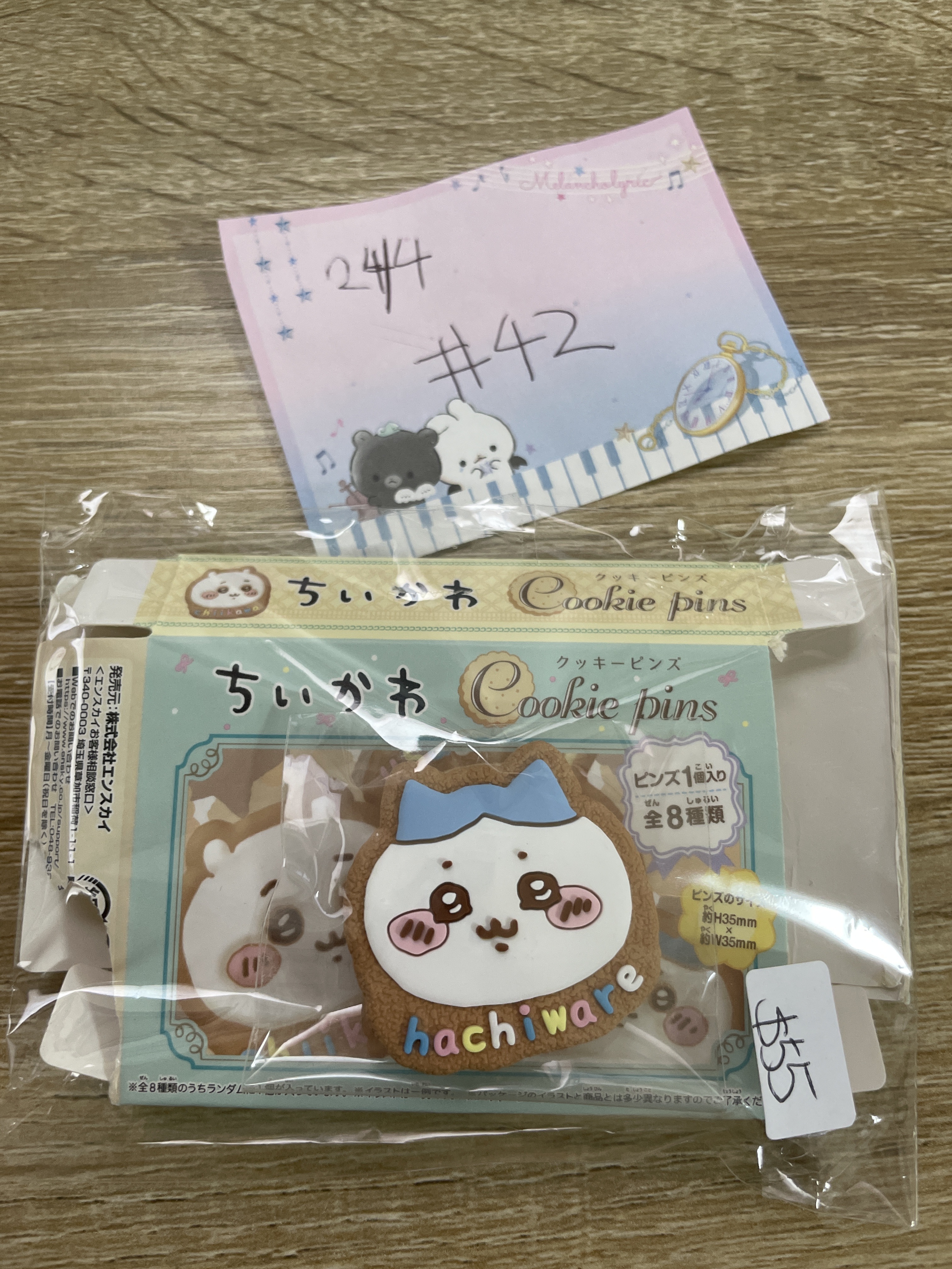 CHIIKAWA 八字貓 襟章#42