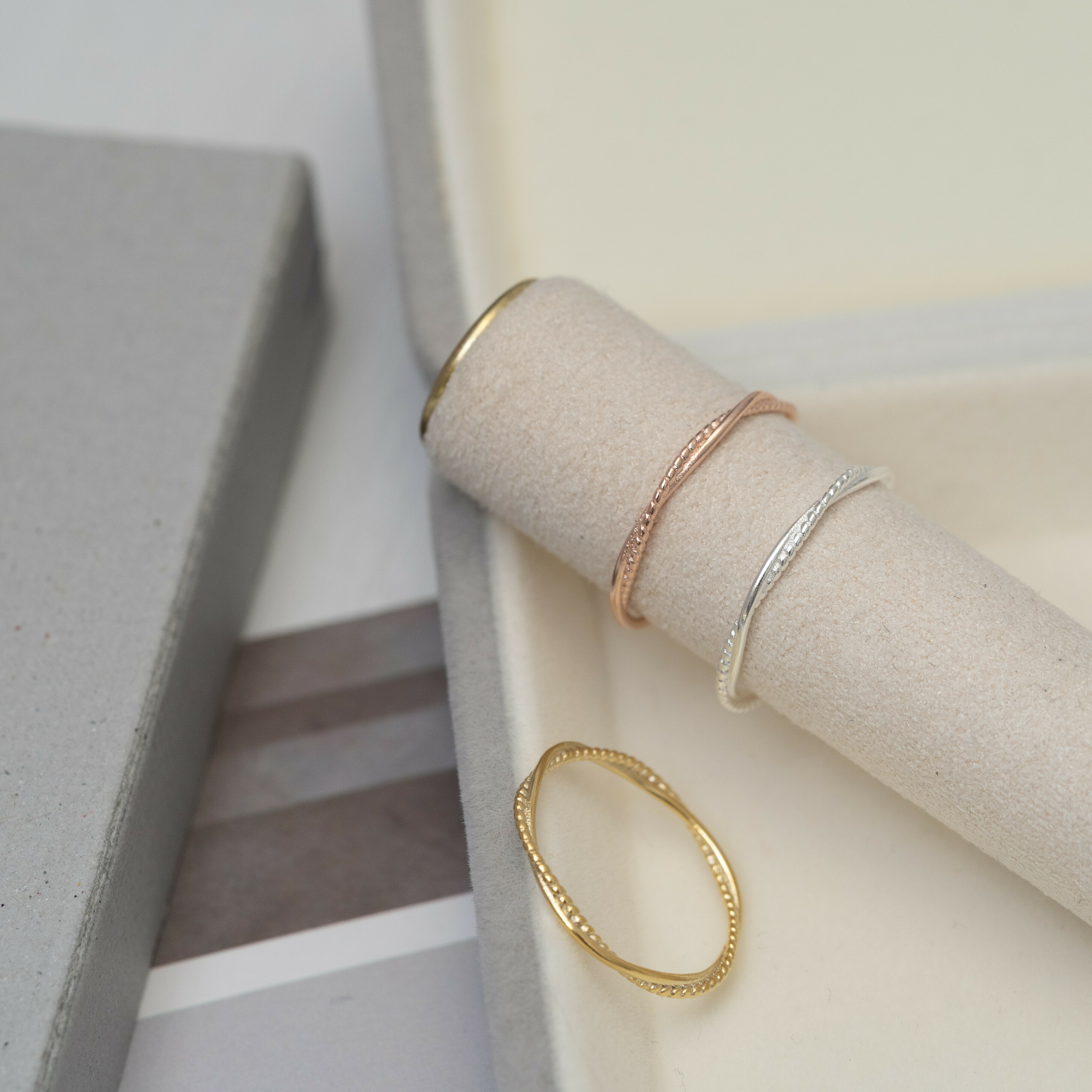 扭紋戒指（光面拼小圓珠) svr9