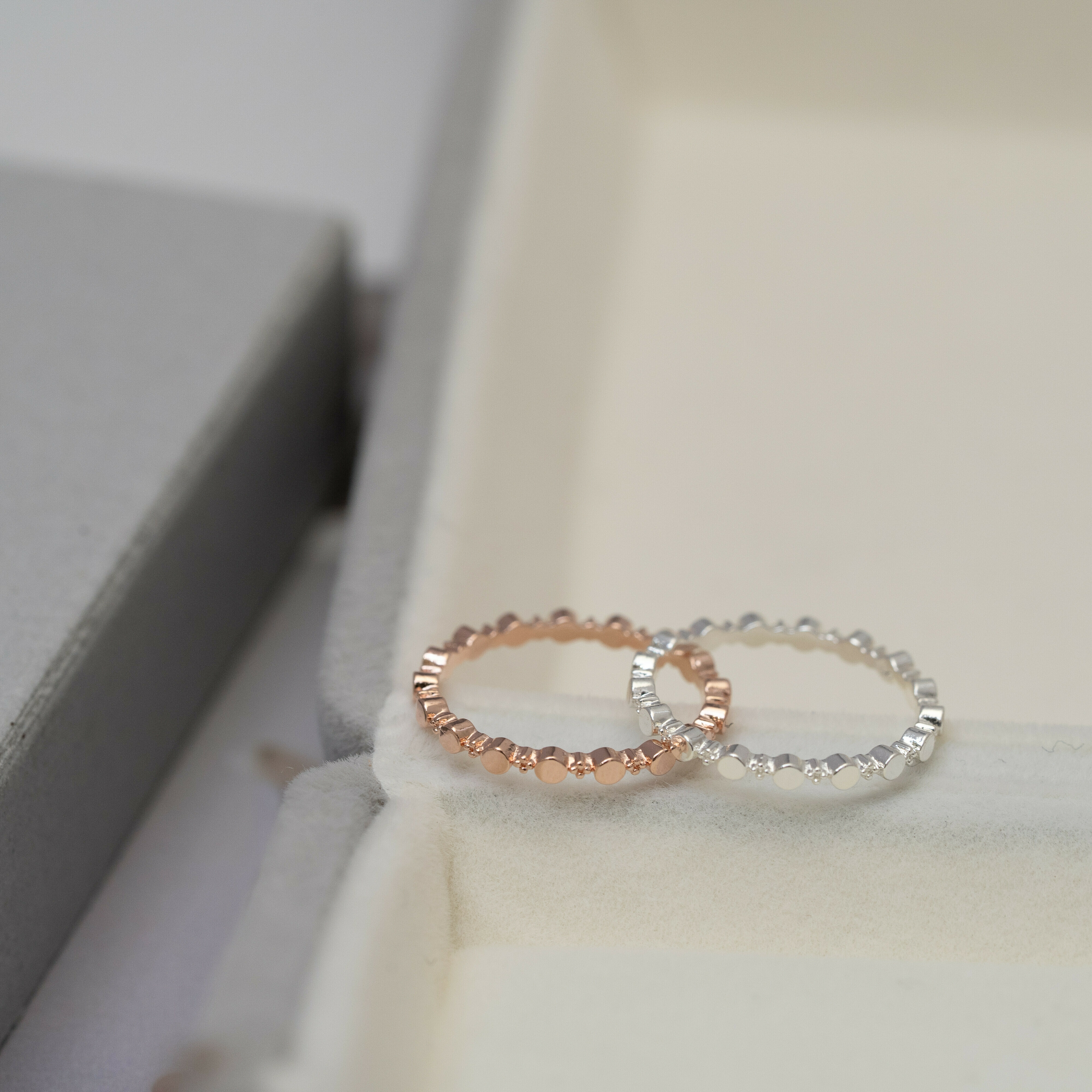 小圓點十字花尾戒 svr12