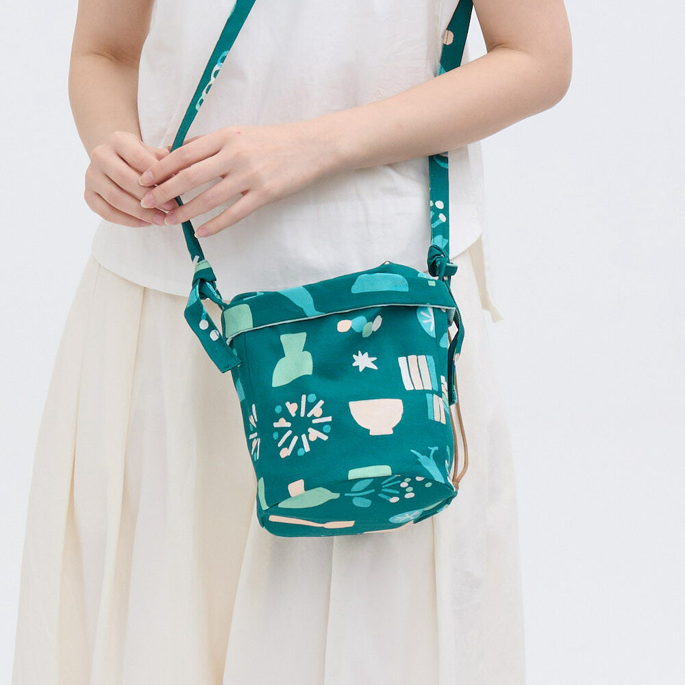 印花樂束口斜背包