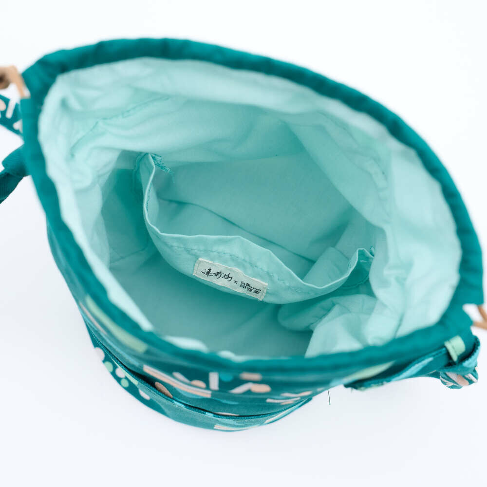 印花樂束口斜背包