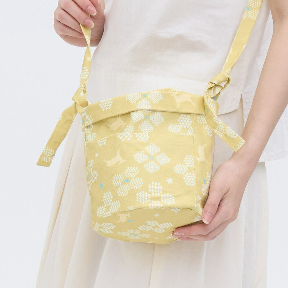 印花樂束口斜背包