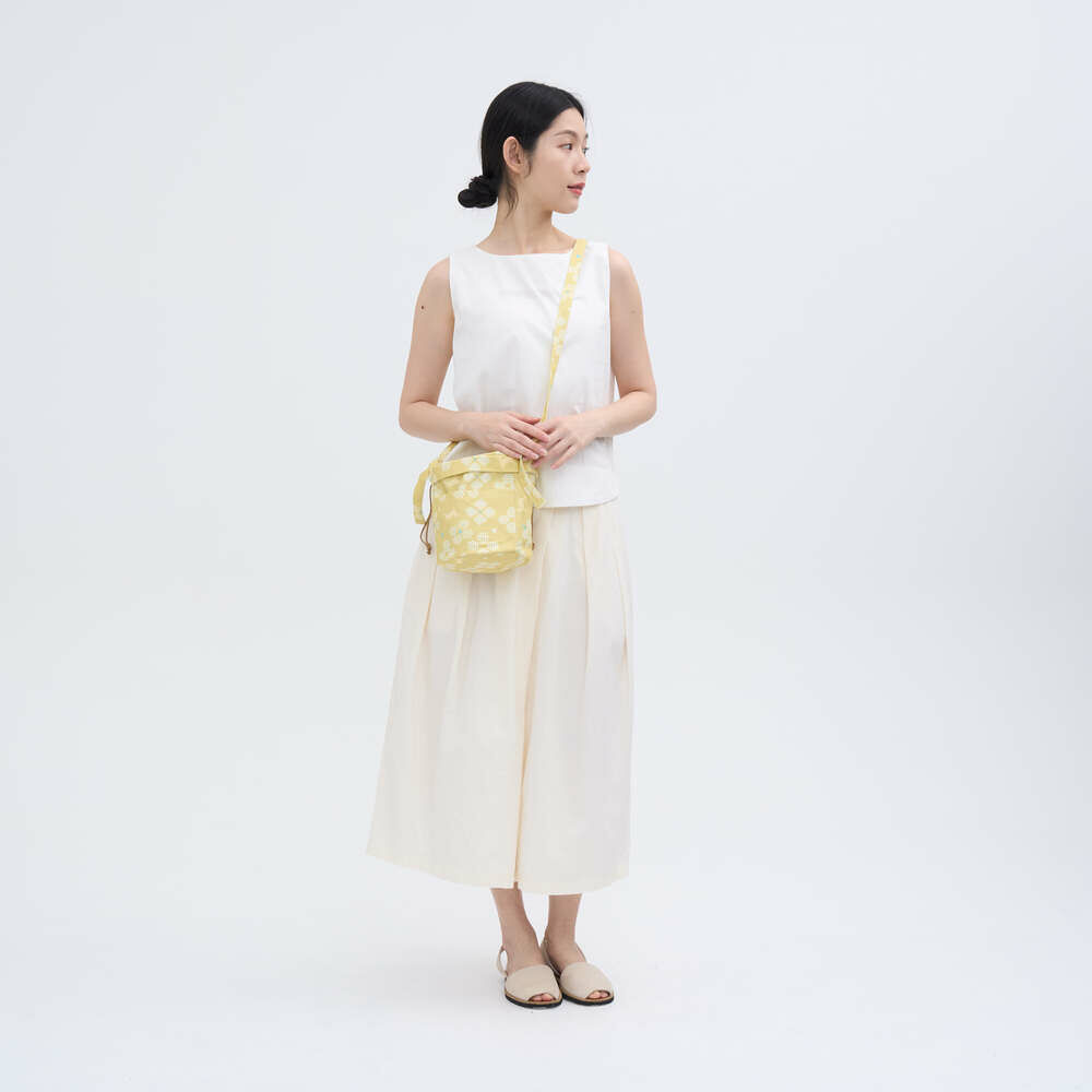 印花樂束口斜背包