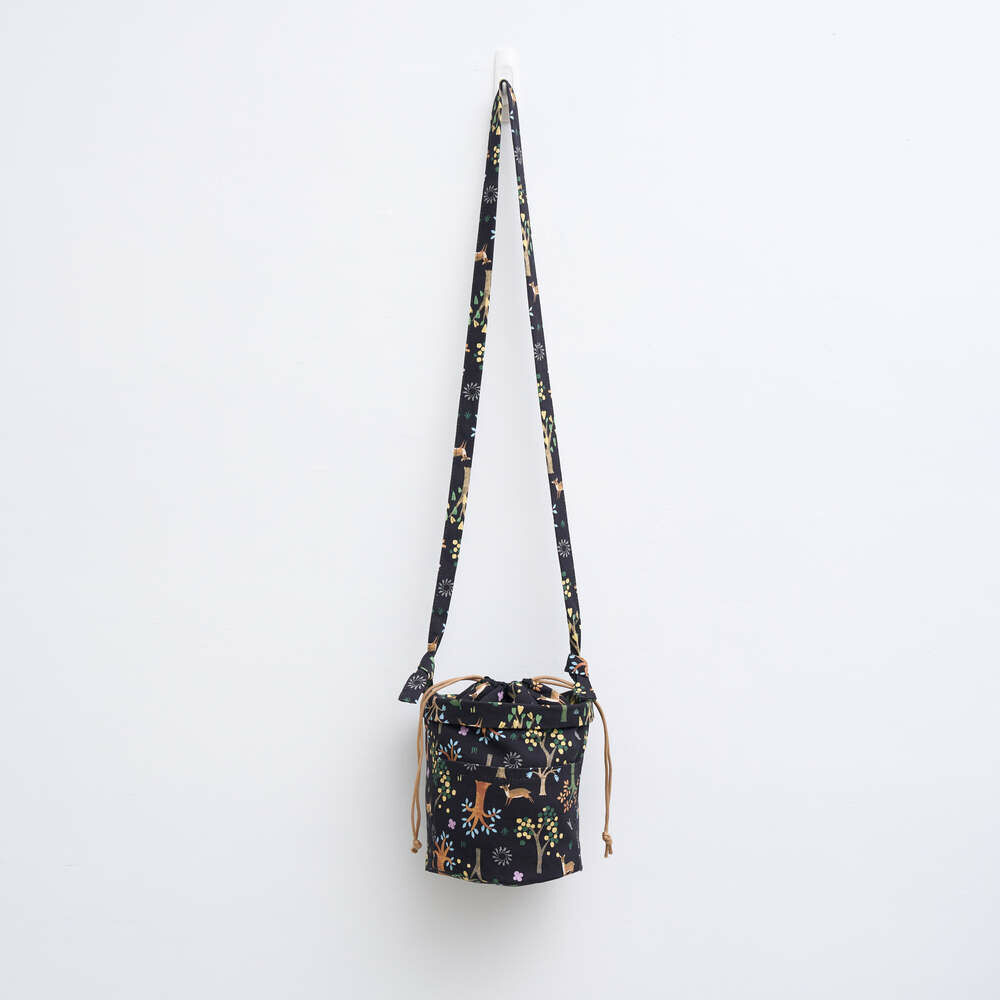 印花樂拼布束口斜背包