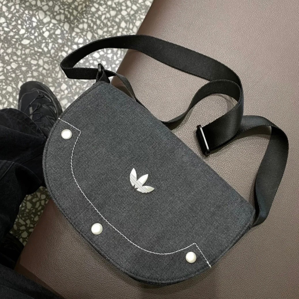 Adidas 黑色牛仔包 手提包 肩背包 斜背包 按扣 三葉草Logo 肩背帶可調