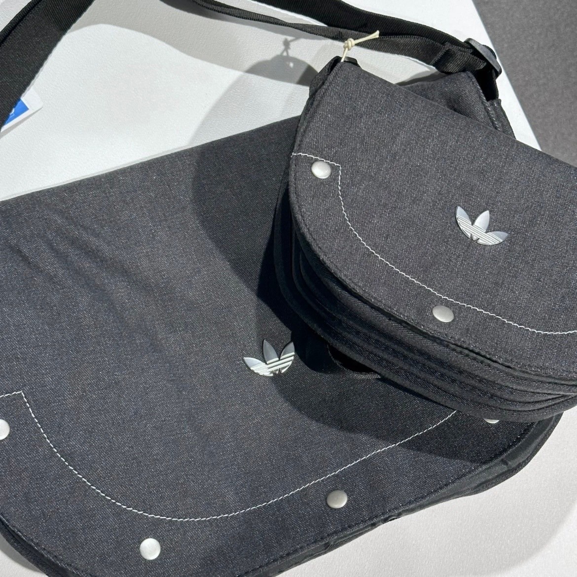 Adidas 黑色牛仔包 手提包 肩背包 斜背包 按扣 三葉草Logo 肩背帶可調