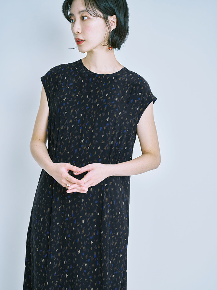 酸梅湯圓領包袖洋裝-黑糖