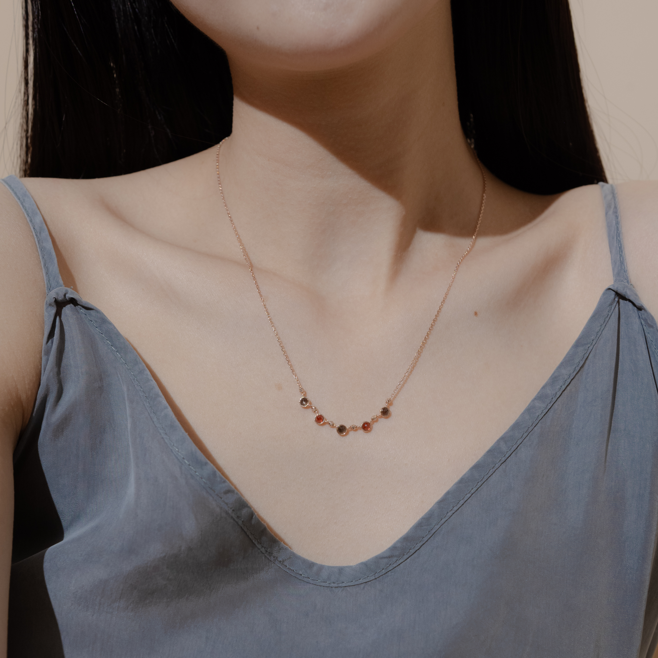 五顆小圓棕月光石榴石cutting ball項鍊