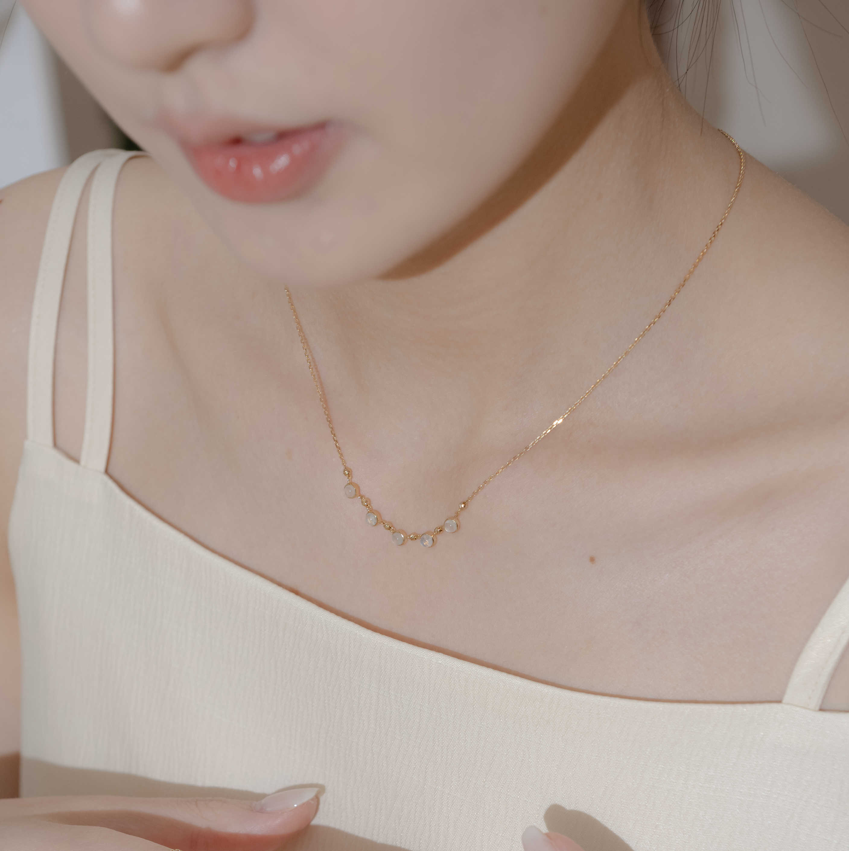 五顆小圓月光石cutting ball項鍊