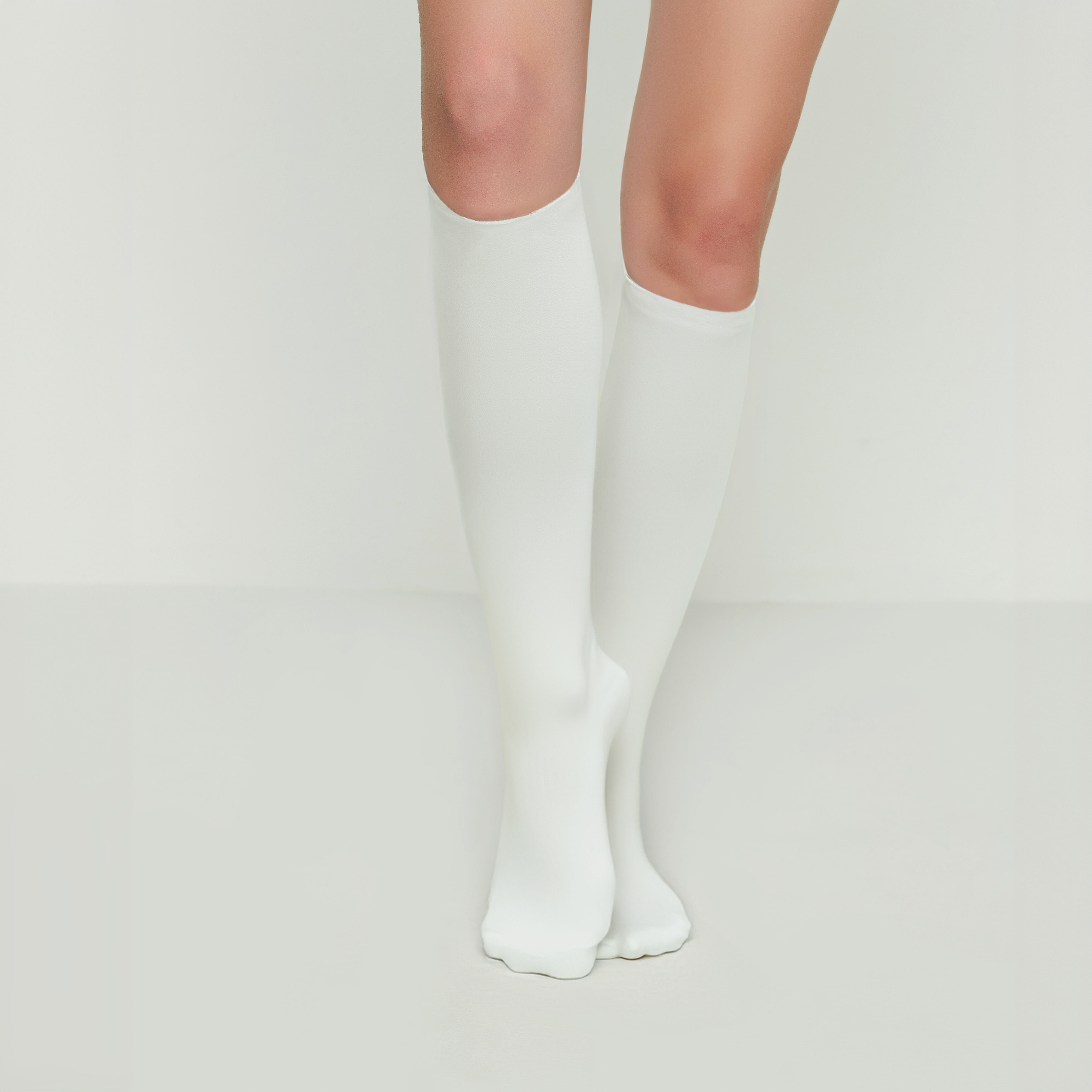 素· 只有白｜沒有設計師款．壓力及膝襪