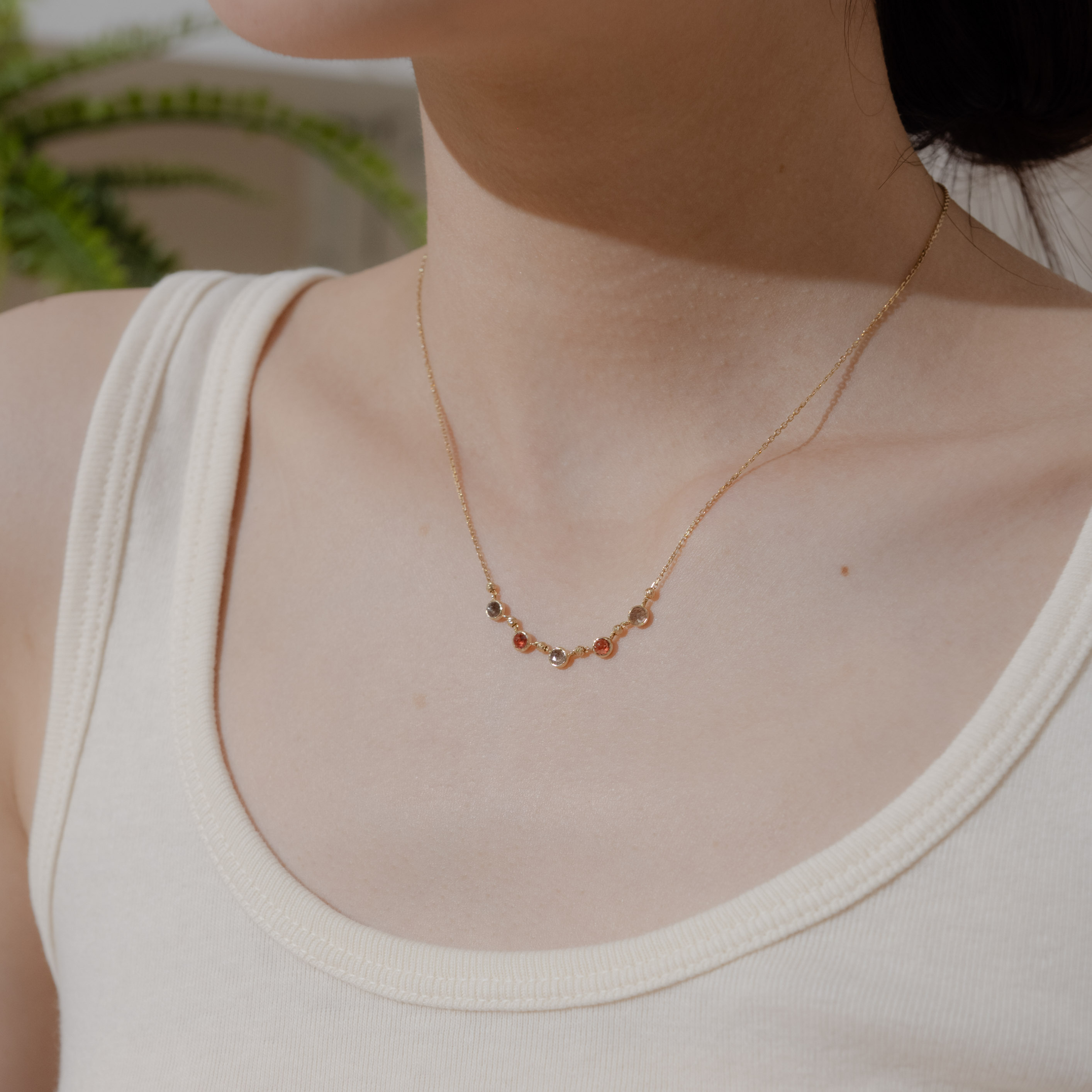 五顆小圓棕月光石榴石cutting ball項鍊