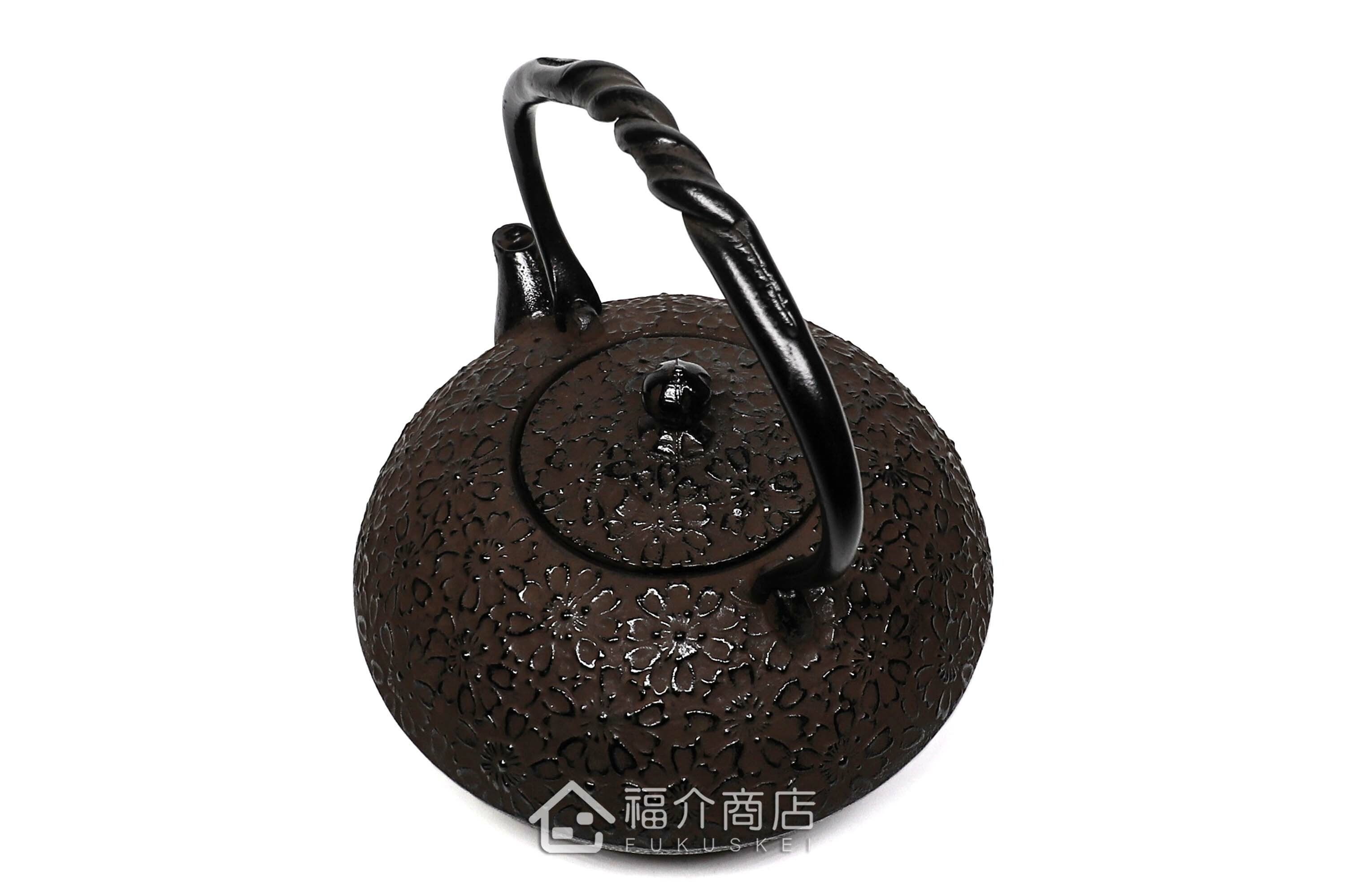 金秀堂所製作煮水泡茶用的日本鐵壺,壺身設計櫻花紋