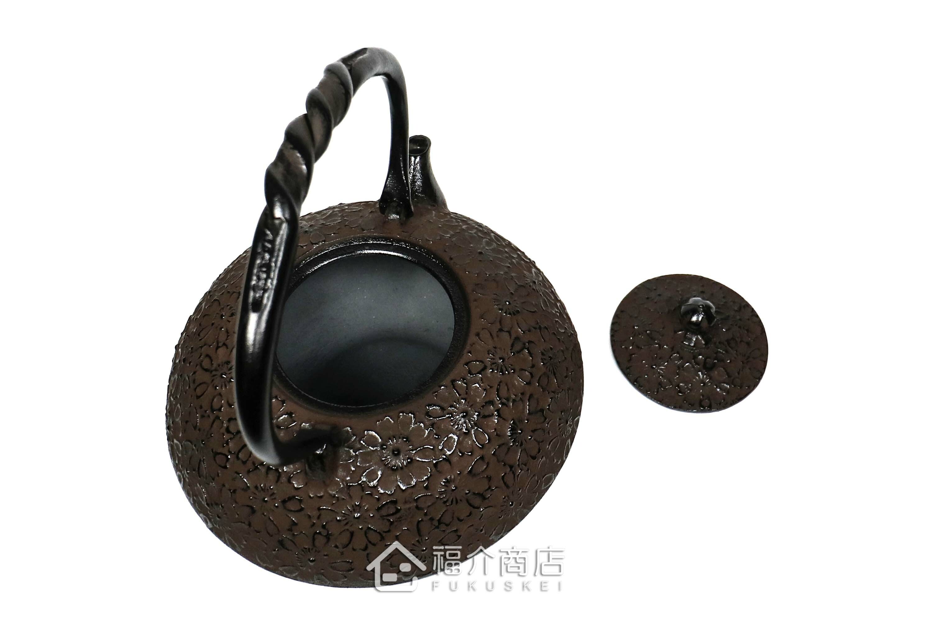 金秀堂所製作煮水泡茶用的日本鐵壺,壺身設計櫻花紋