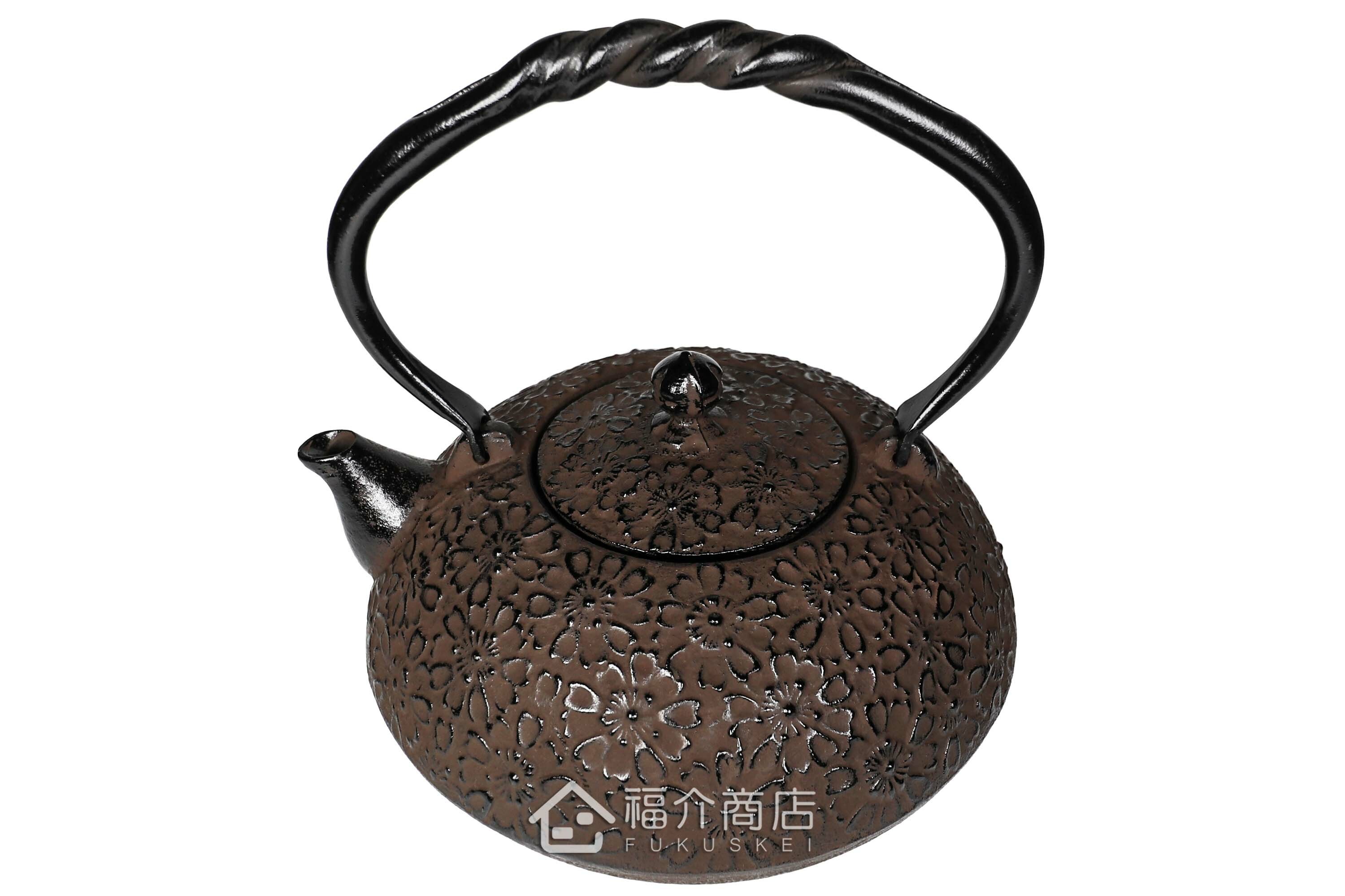 金秀堂所製作煮水泡茶用的日本鐵壺,壺身設計櫻花紋