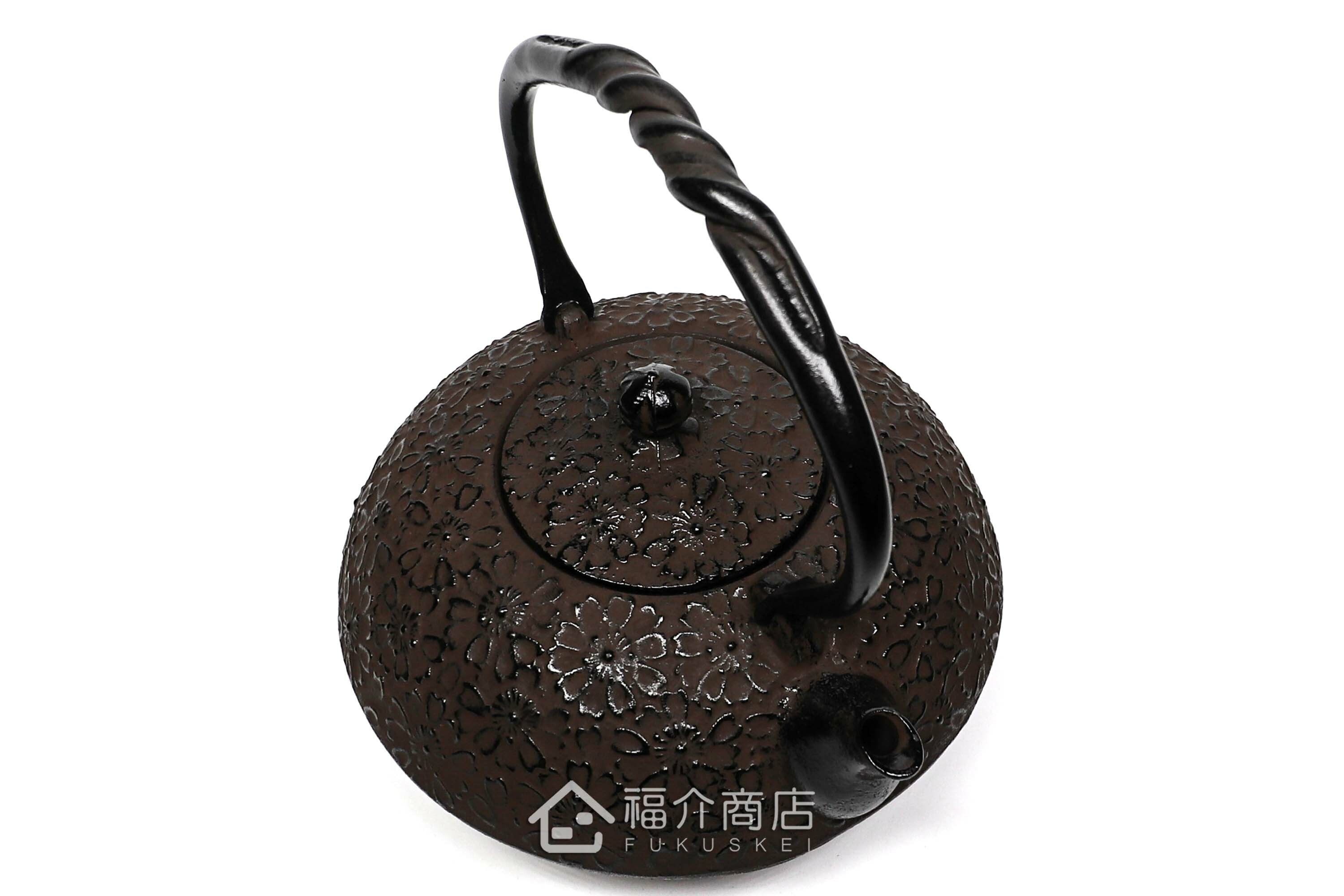 金秀堂所製作煮水泡茶用的日本鐵壺,壺身設計櫻花紋