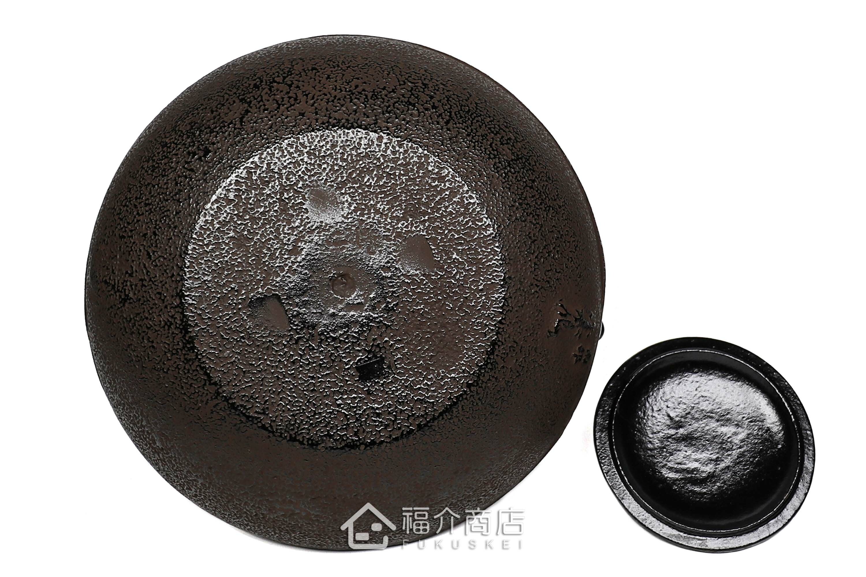 金秀堂所製作煮水泡茶用的日本鐵壺,壺身設計櫻花紋