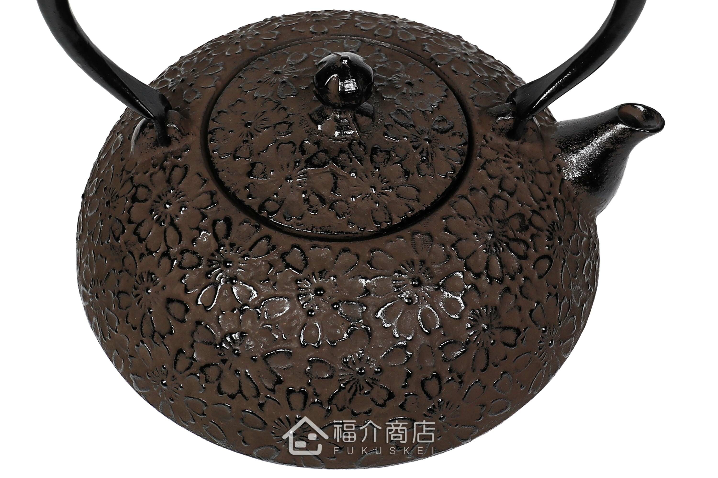 金秀堂所製作煮水泡茶用的日本鐵壺,壺身設計櫻花紋