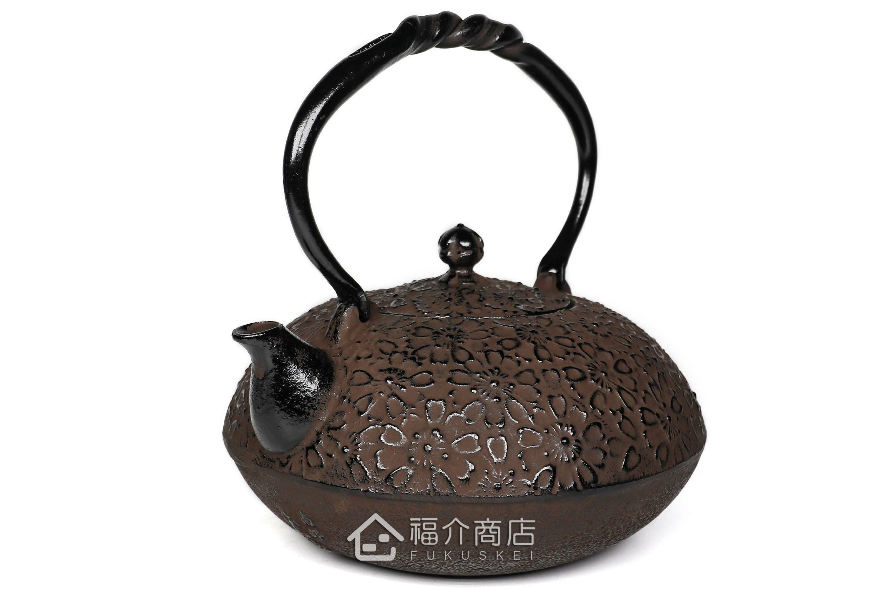 金秀堂所製作煮水泡茶用的日本鐵壺,壺身設計櫻花紋