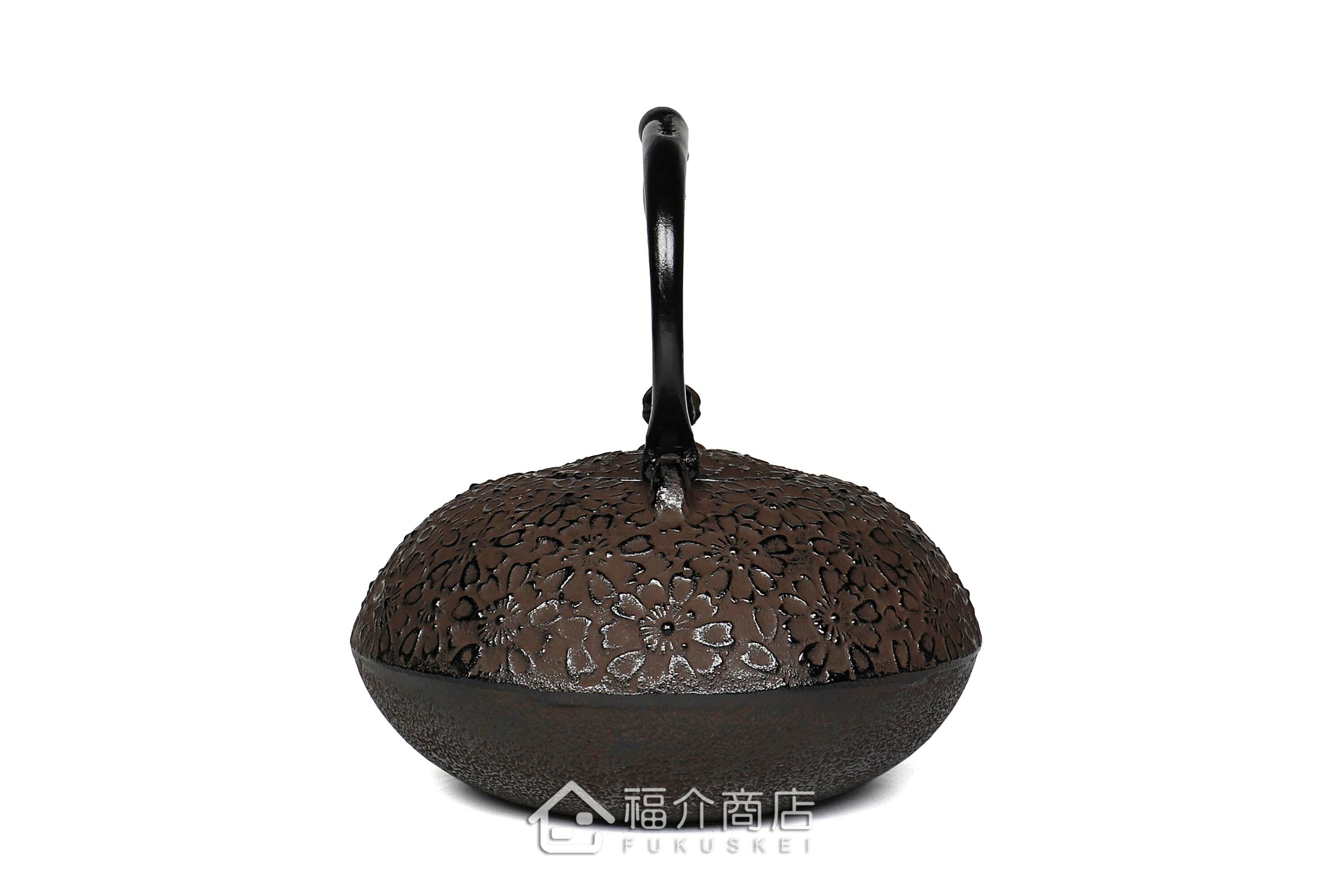 金秀堂所製作煮水泡茶用的日本鐵壺,壺身設計櫻花紋