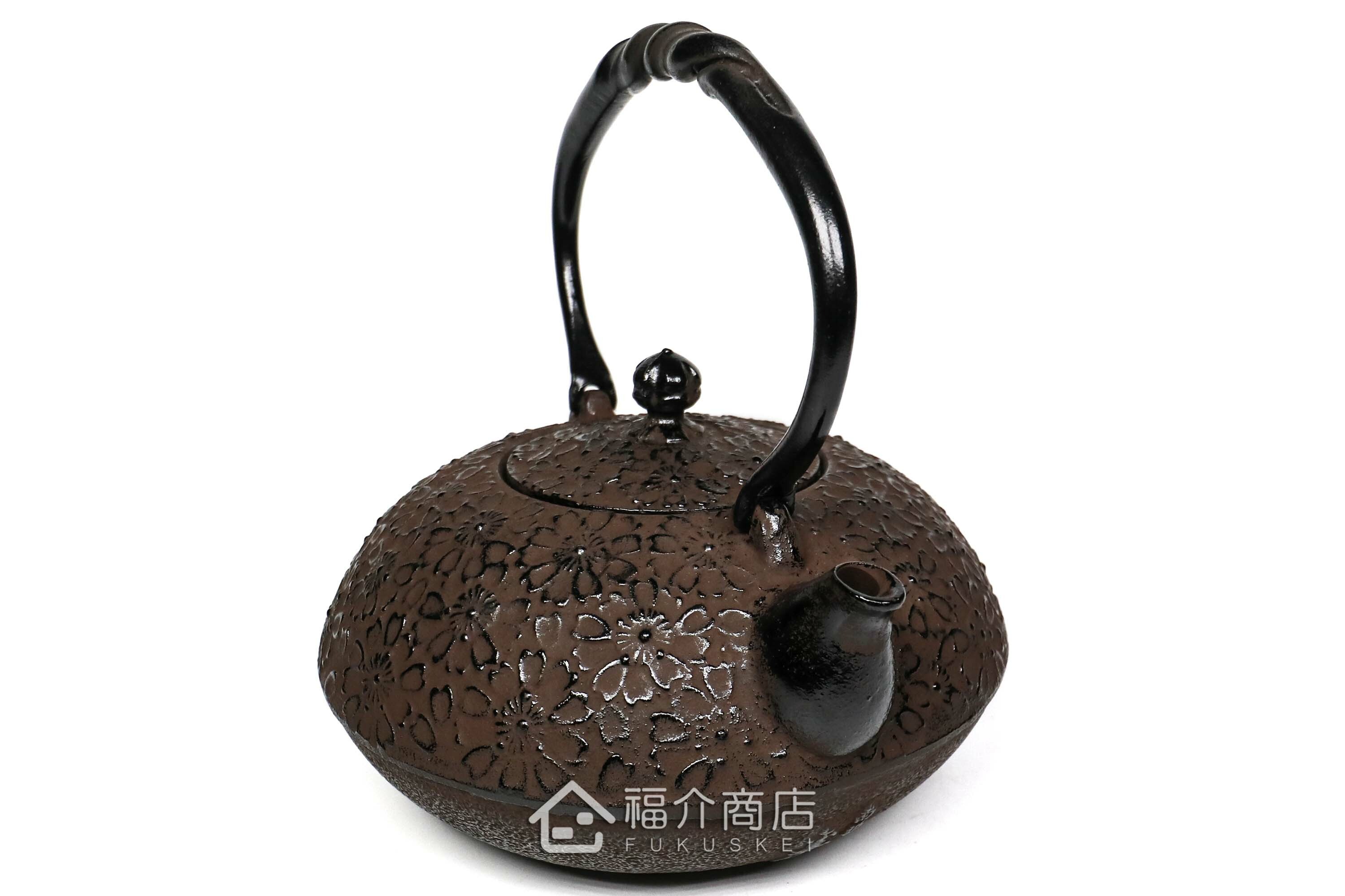 金秀堂所製作煮水泡茶用的日本鐵壺,壺身設計櫻花紋
