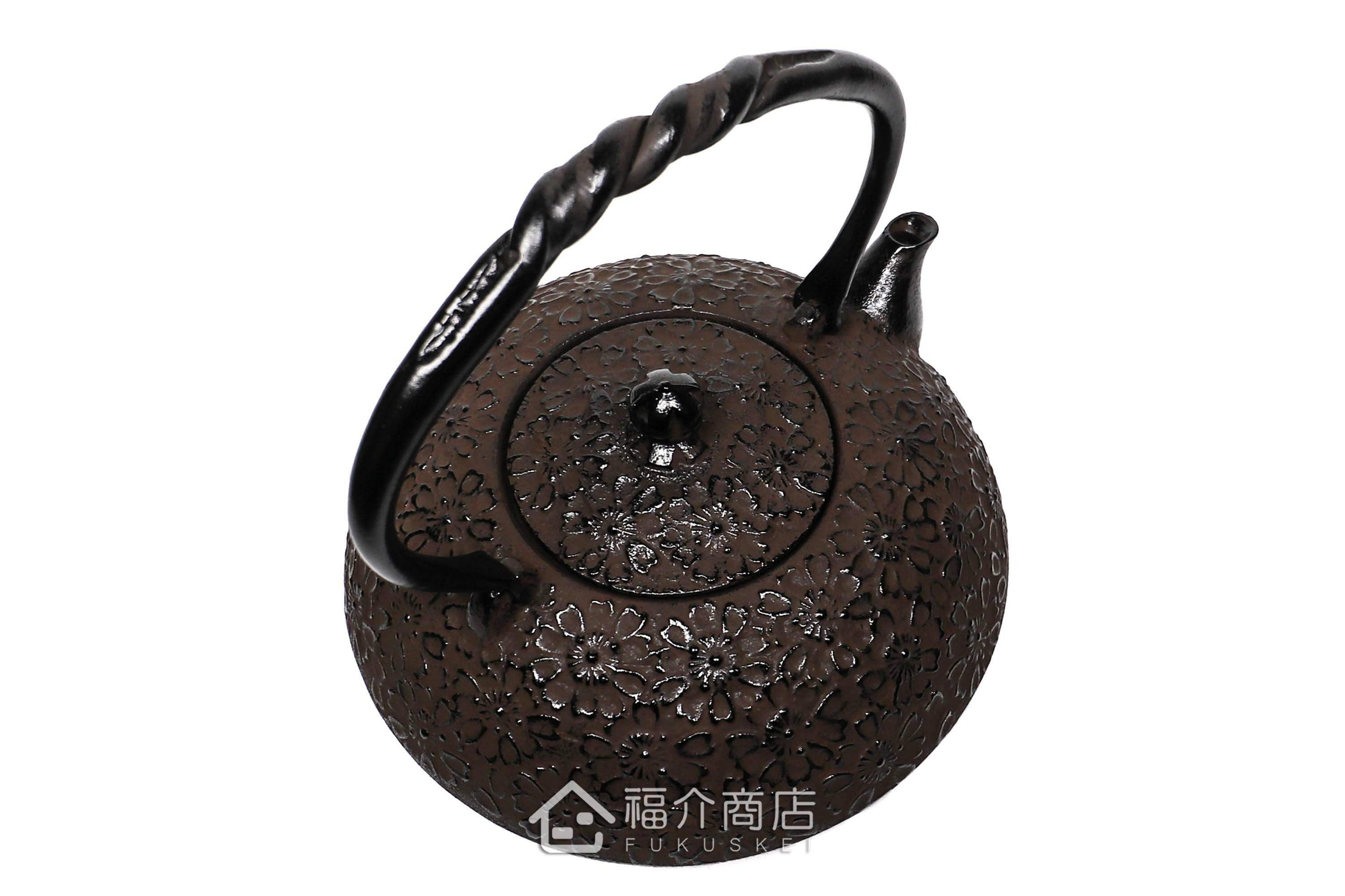 金秀堂所製作煮水泡茶用的日本鐵壺,壺身設計櫻花紋