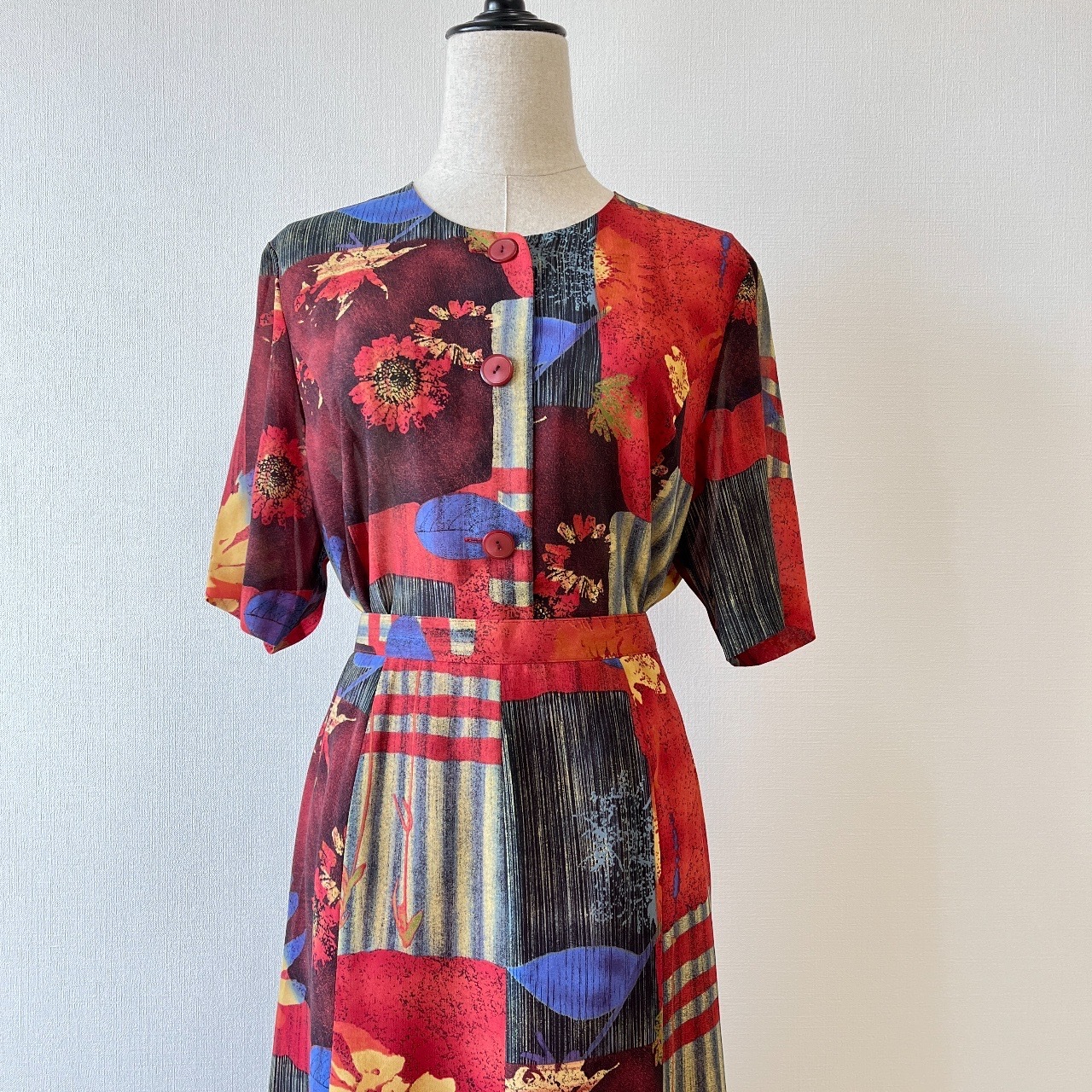 VINVERT紅色雪紡質上衣及半裙套裝