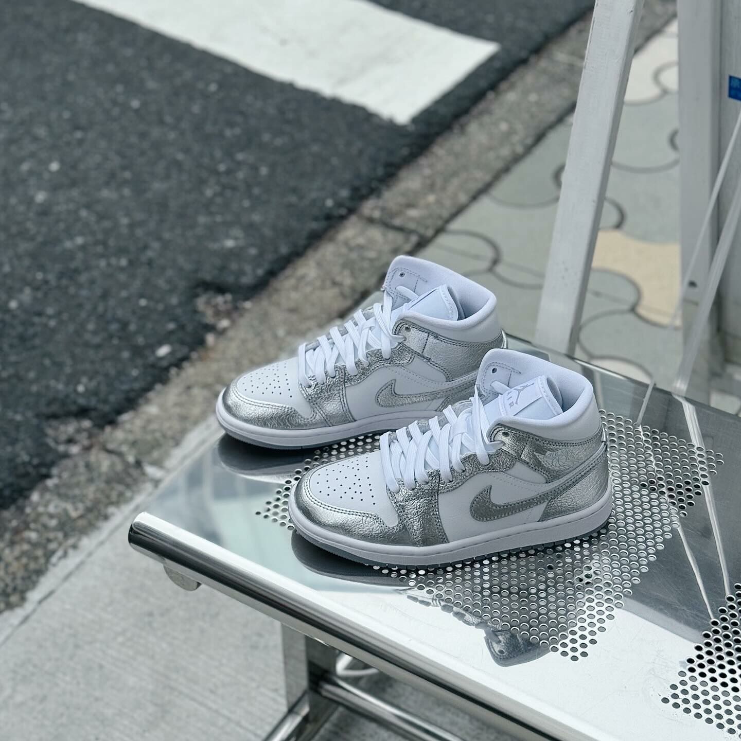 Nike Air Jordan 1 Mid SE 日本新發售 白銀 Y2K 銀色 FN5031-100