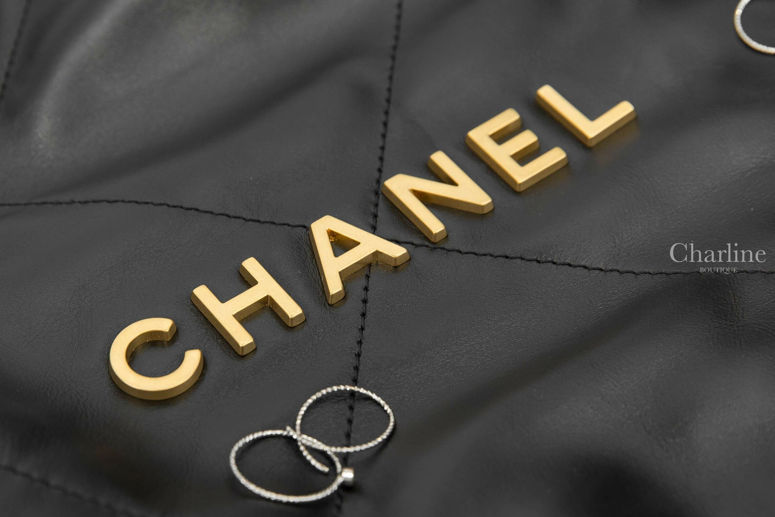 Chanel Chanel 22 Small Handbag 黑色金字徽章鍊帶小型小牛皮大菱格紋肩背包