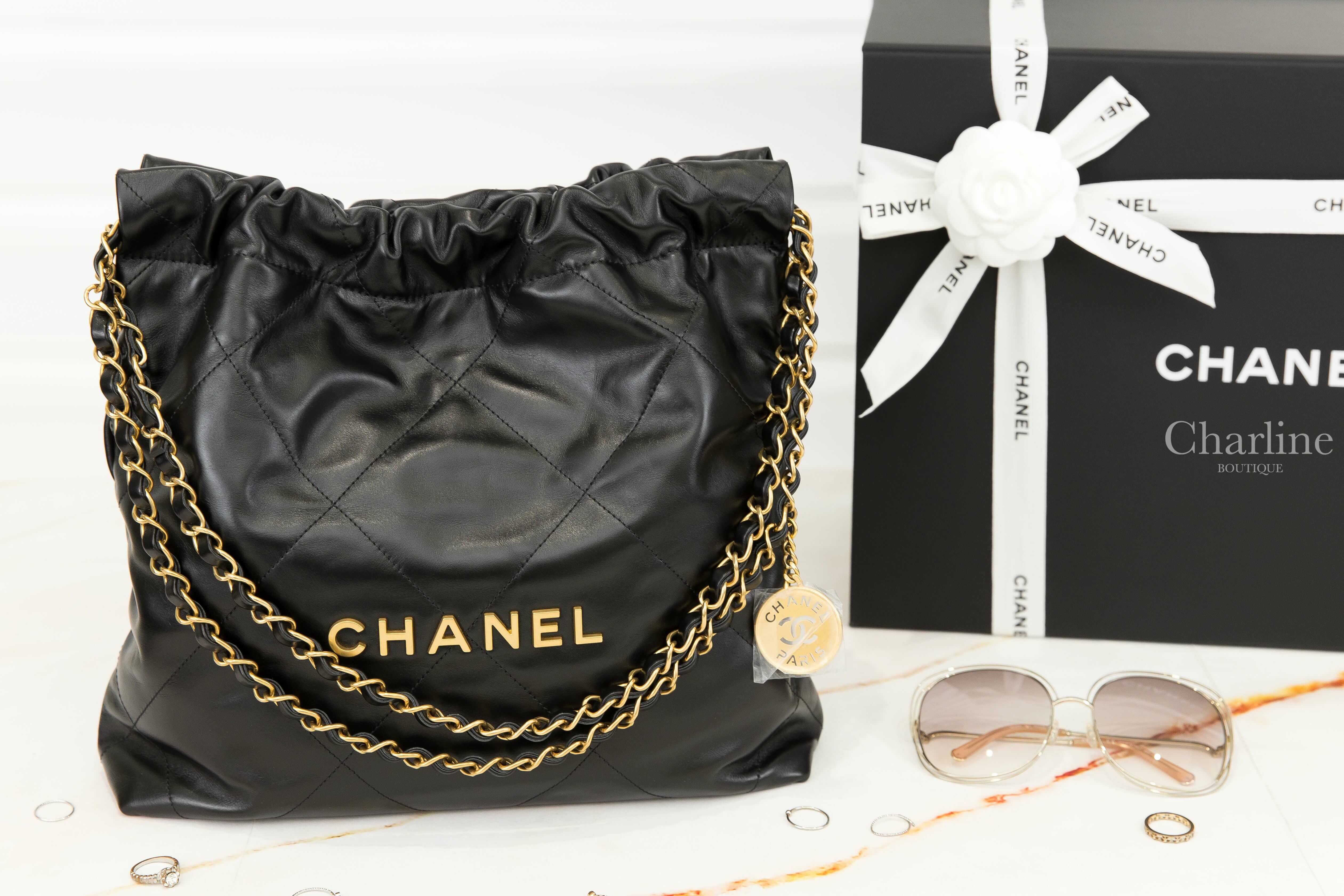 Chanel Chanel 22 Small Handbag 黑色金字徽章鍊帶小型小牛皮大菱格紋肩背包-Charline Boutique 精品代購