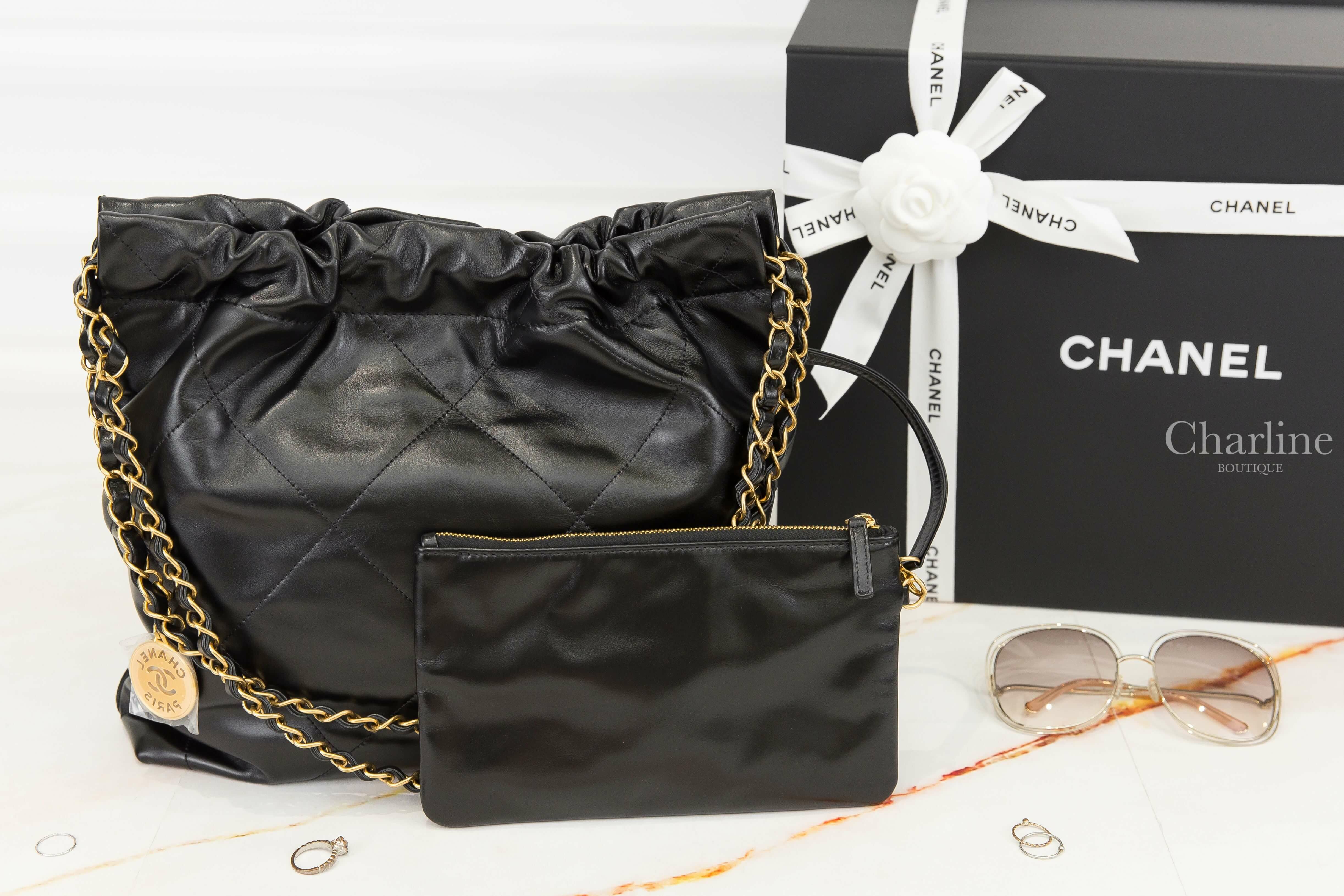 Chanel Chanel 22 Small Handbag 黑色金字徽章鍊帶小型小牛皮大菱格紋肩背包-Charline Boutique 精品代購