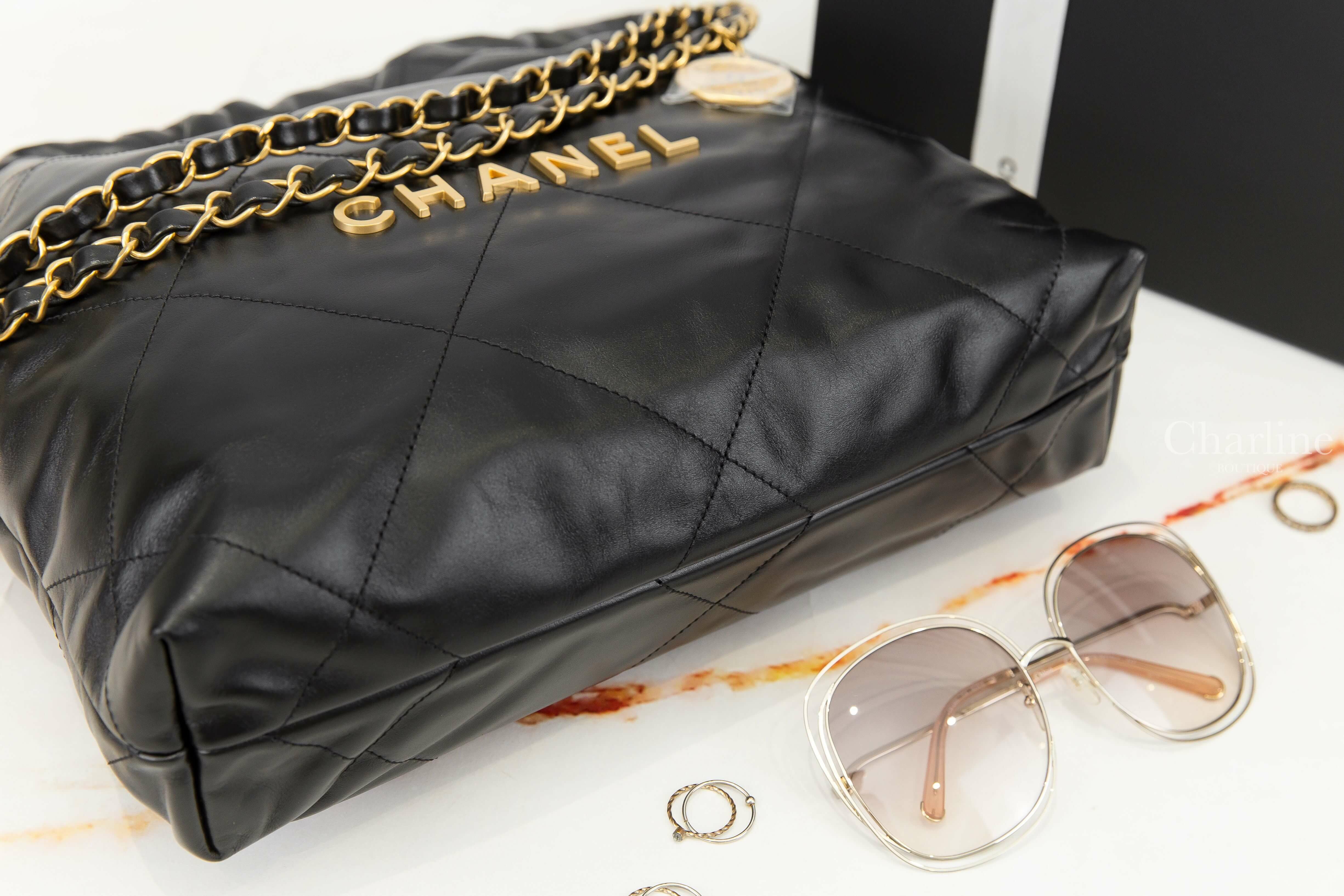 Chanel Chanel 22 Small Handbag 黑色金字徽章鍊帶小型小牛皮大菱格紋肩背包-Charline Boutique 精品代購