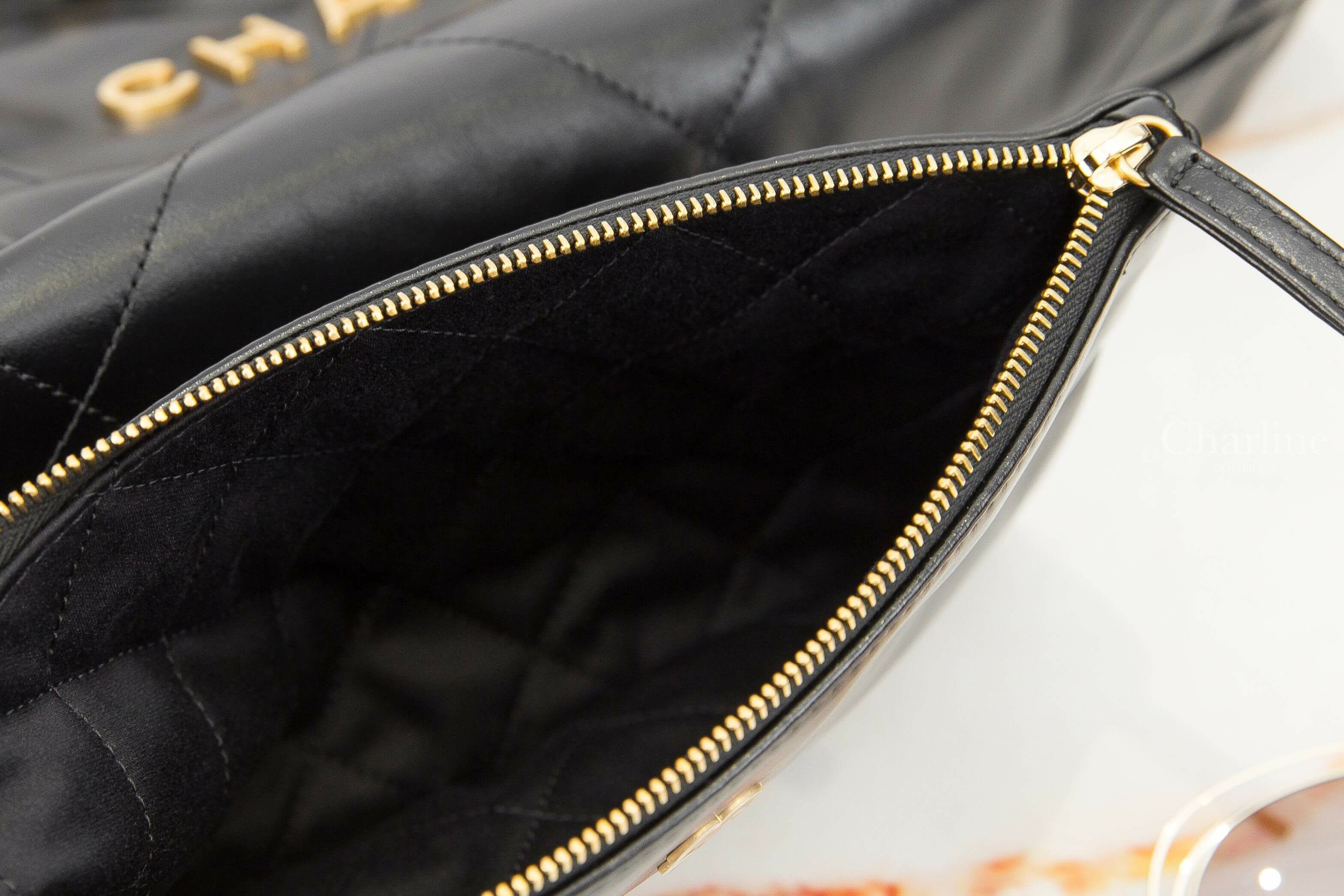 Chanel Chanel 22 Small Handbag 黑色金字徽章鍊帶小型小牛皮大菱格紋肩背包-Charline Boutique 精品代購