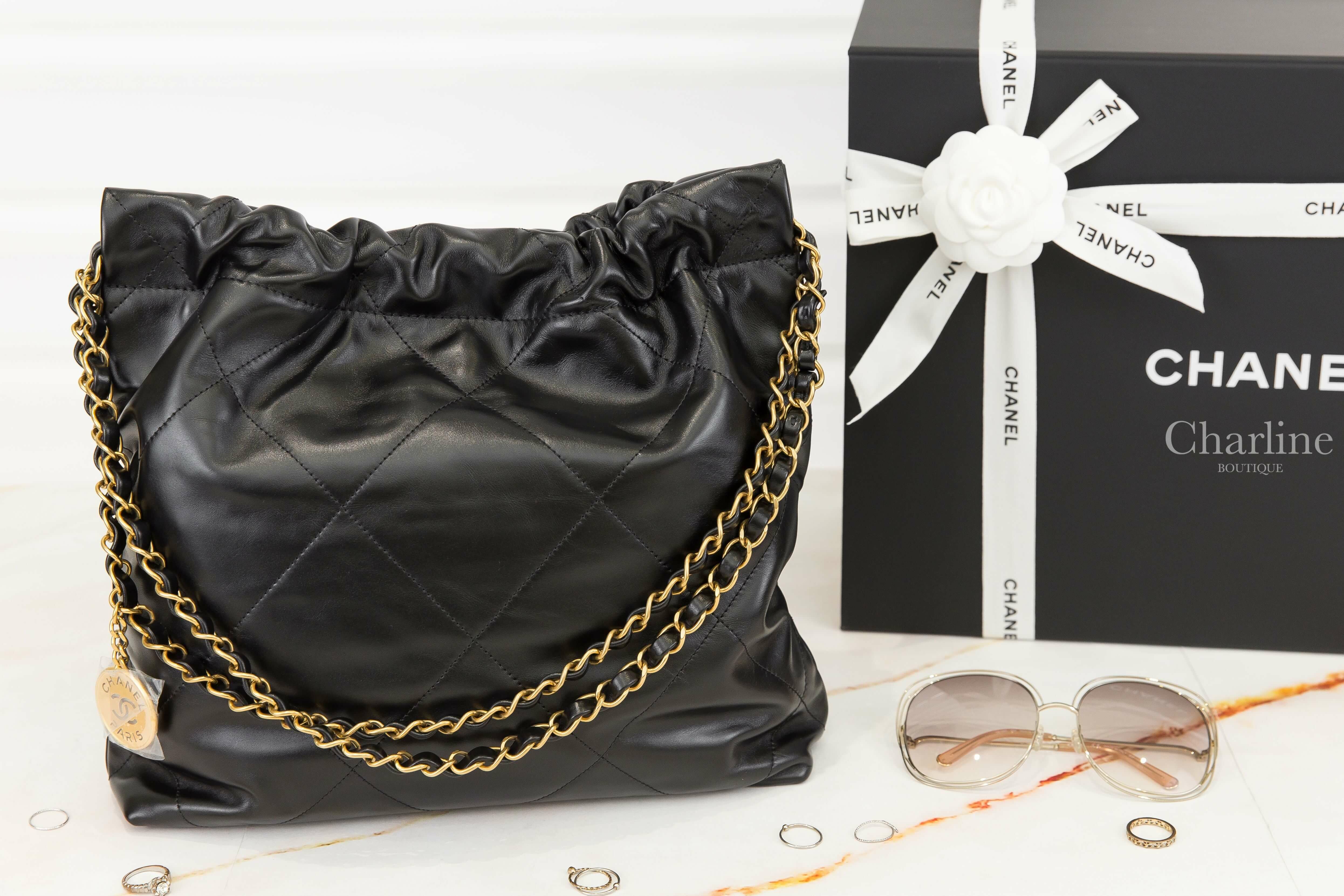 Chanel Chanel 22 Small Handbag 黑色金字徽章鍊帶小型小牛皮大菱格紋肩背包-Charline Boutique 精品代購