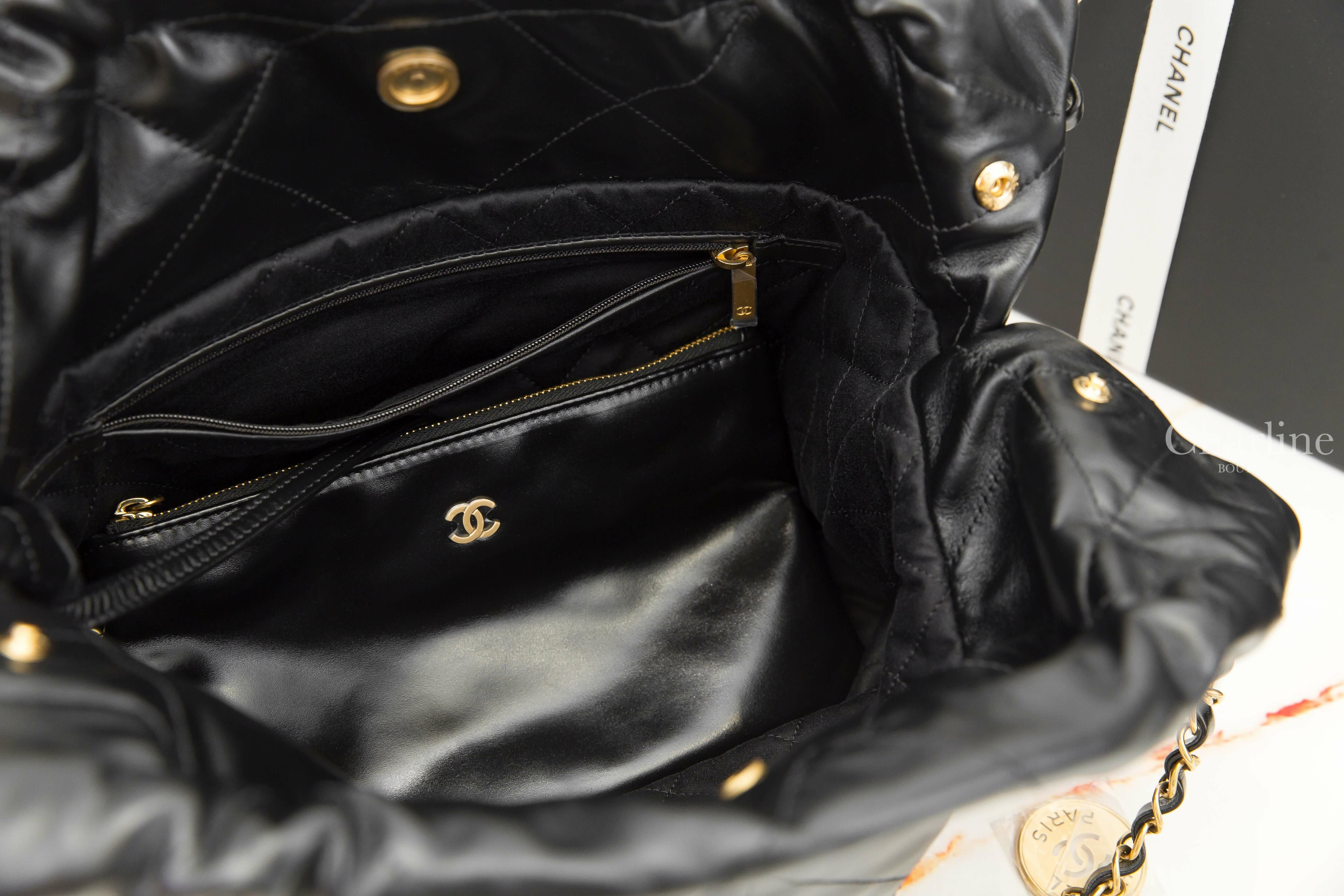 Chanel Chanel 22 Small Handbag 黑色金字徽章鍊帶小型小牛皮大菱格紋肩背包-Charline Boutique 精品代購